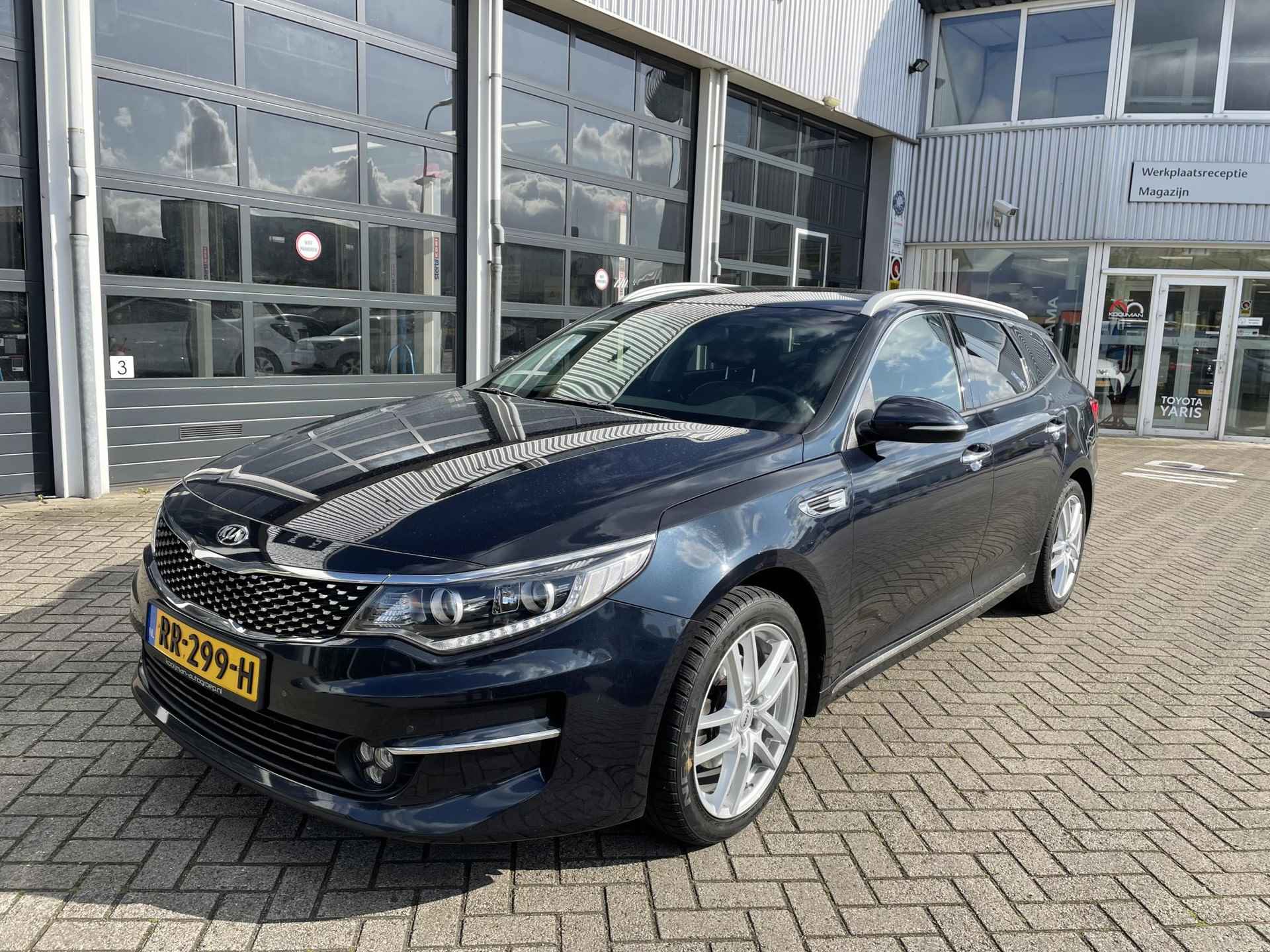 Kia Optima Sportswagon 1.7 CRDi ComfortPlusLine puur rijgenot en heel veel luxe! 600 Liter kofferruimte en automaat! Ideale gezins auto, ook zeker geschikt voor Taxi. - 16/18