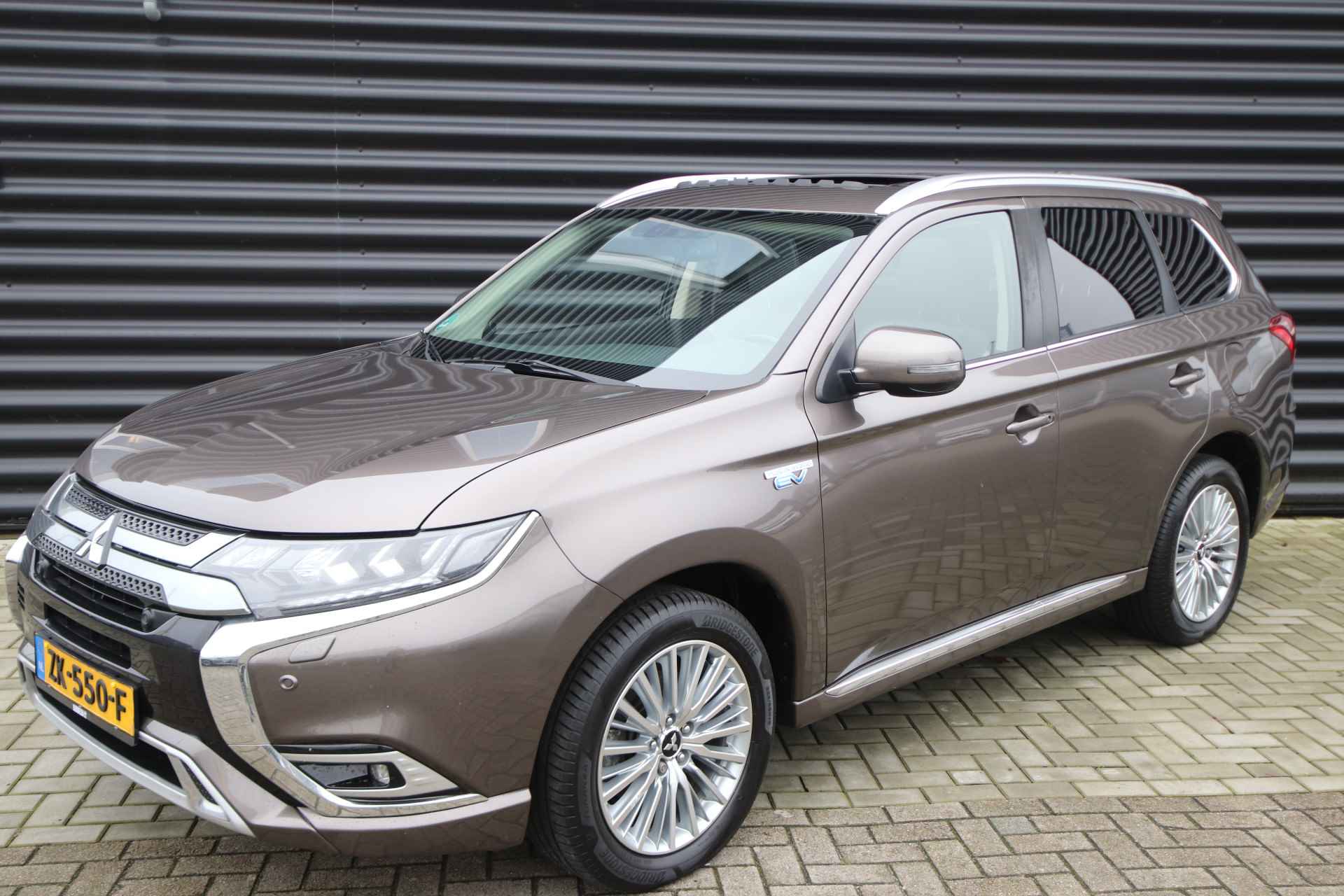 Mitsubishi Outlander 2.4 PHEV Intense+ Schuifdak, E.achterklep, NL-Auto - 13/79