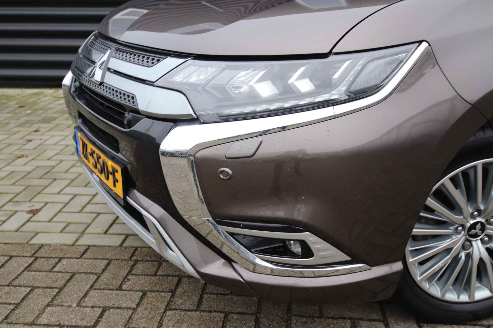 Mitsubishi Outlander 2.4 PHEV Intense+ Schuifdak, E.achterklep, NL-Auto - 17/79