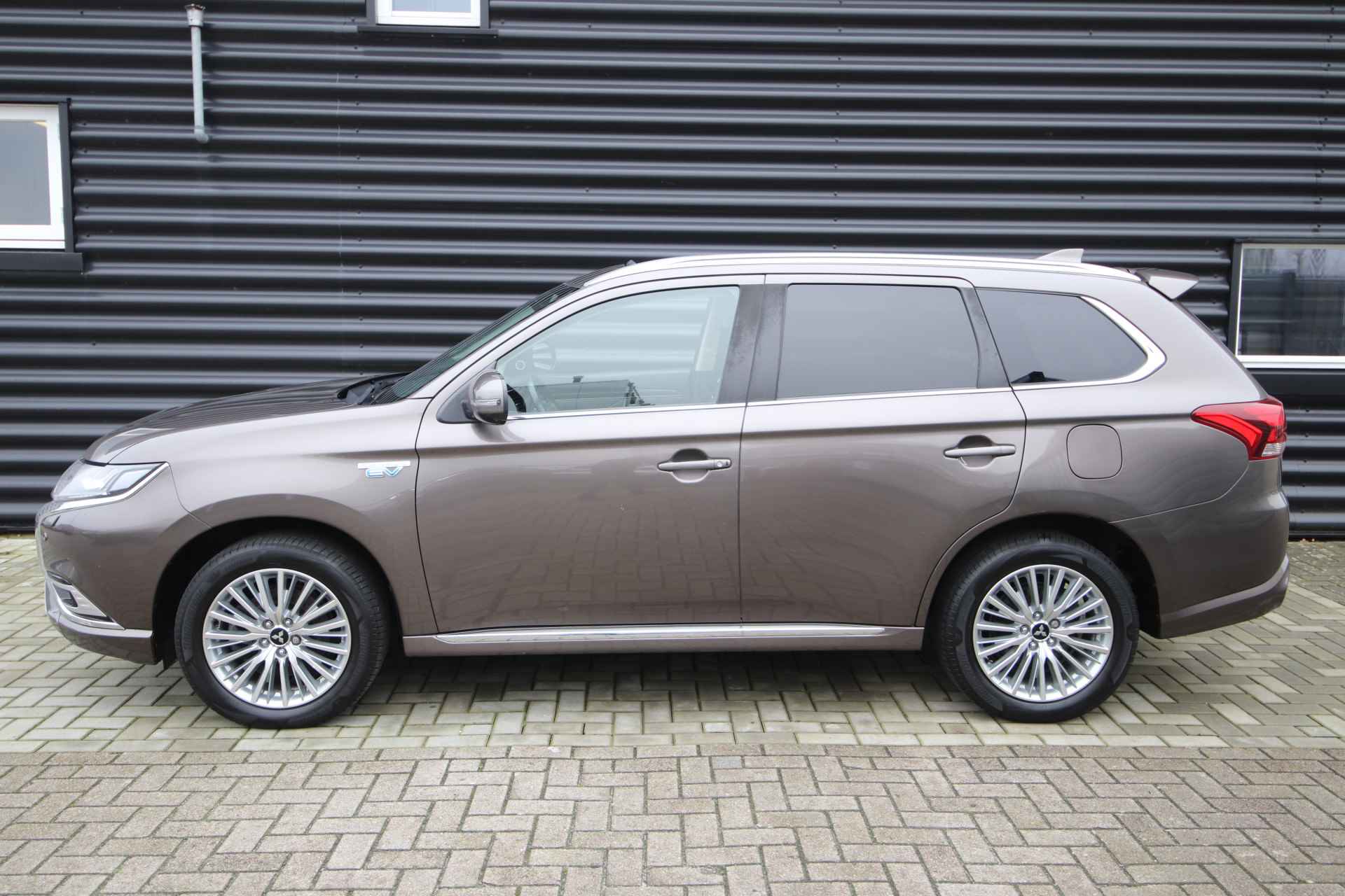 Mitsubishi Outlander 2.4 PHEV Intense+ Schuifdak, E.achterklep, NL-Auto - 19/79