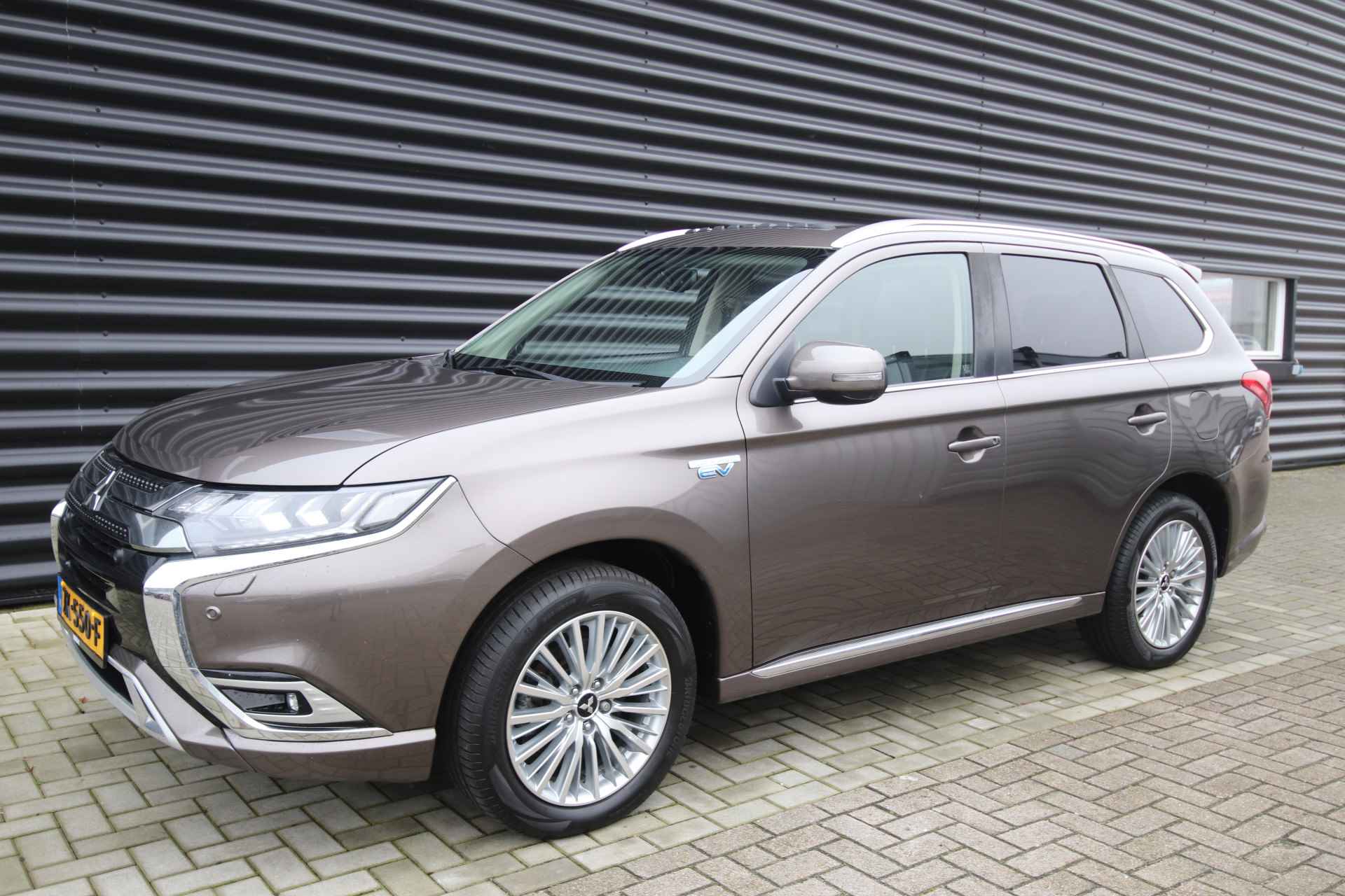 Mitsubishi Outlander 2.4 PHEV Intense+ Schuifdak, E.achterklep, NL-Auto - 20/79