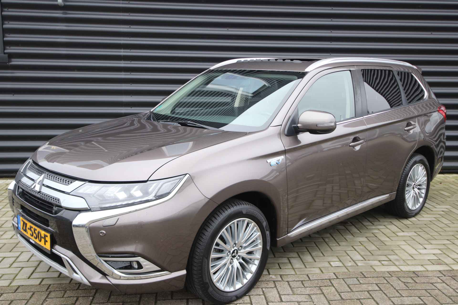 Mitsubishi Outlander 2.4 PHEV Intense+ Schuifdak, E.achterklep, NL-Auto - 38/79