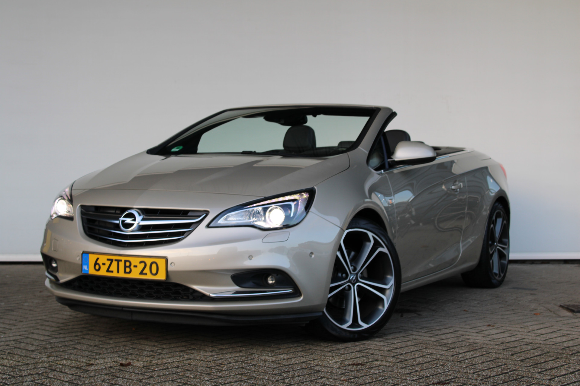 Opel Cascada 1.4 Turbo ecoFLEX Cosmo | AFL | Leder | Afneembare trekhaak | Prachtige auto ! |