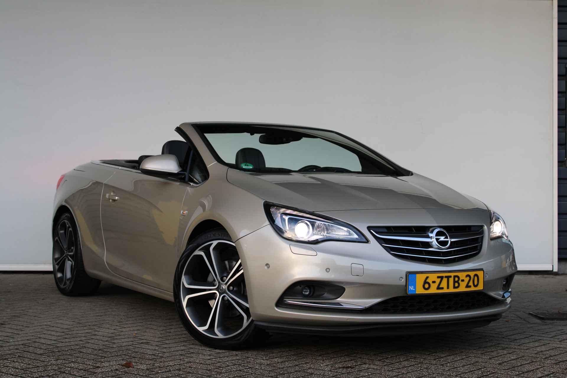 Opel Cascada 1.4 Turbo ecoFLEX Cosmo | AFL | Leder | Afneembare trekhaak | Prachtige auto ! | - 4/35