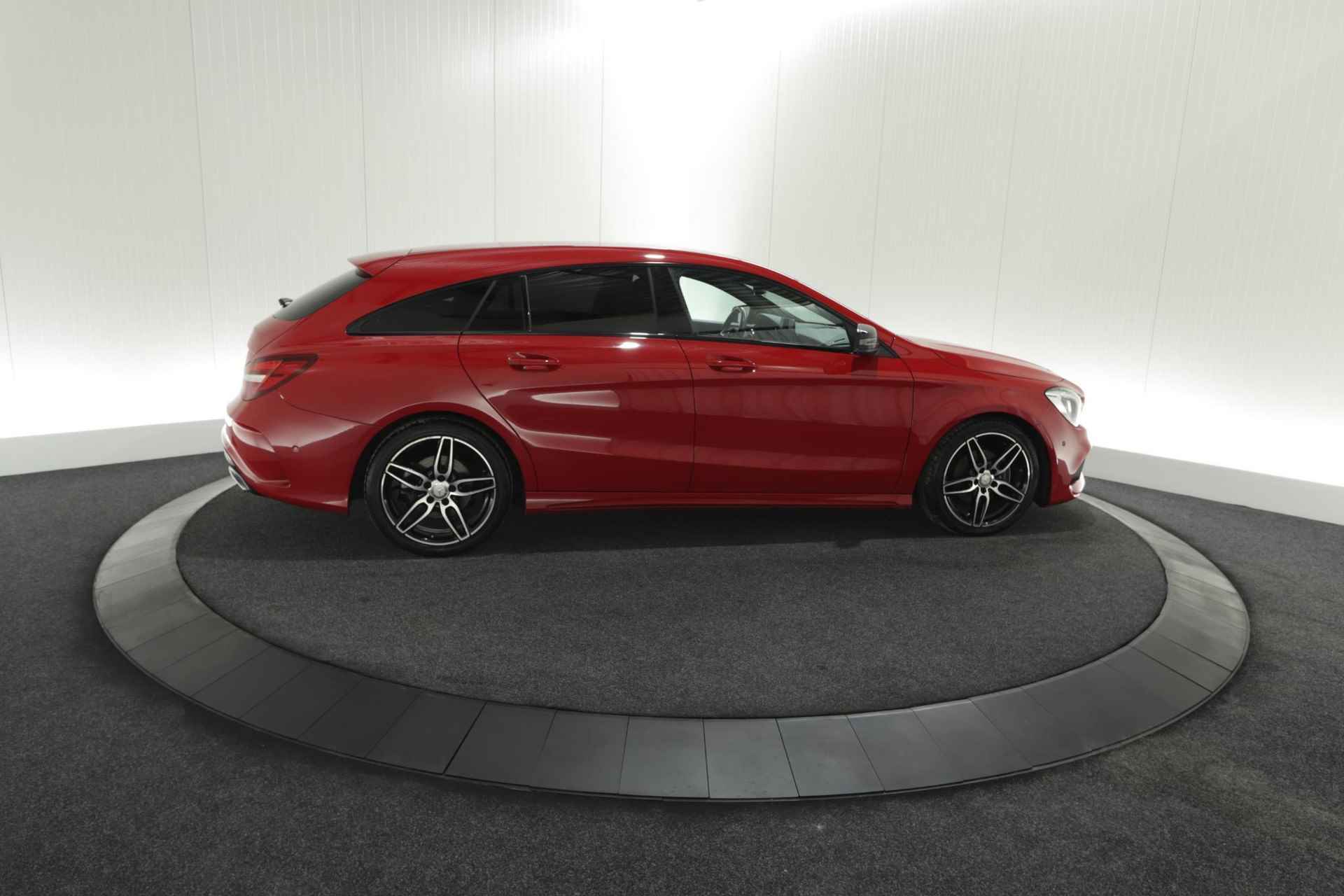 Mercedes-Benz CLA-klasse Shooting Brake 180 AMG Night Edition Plus | Parkeersensoren | Navigatie | 18 Inch Lichtmetalen Velgen - 9/66