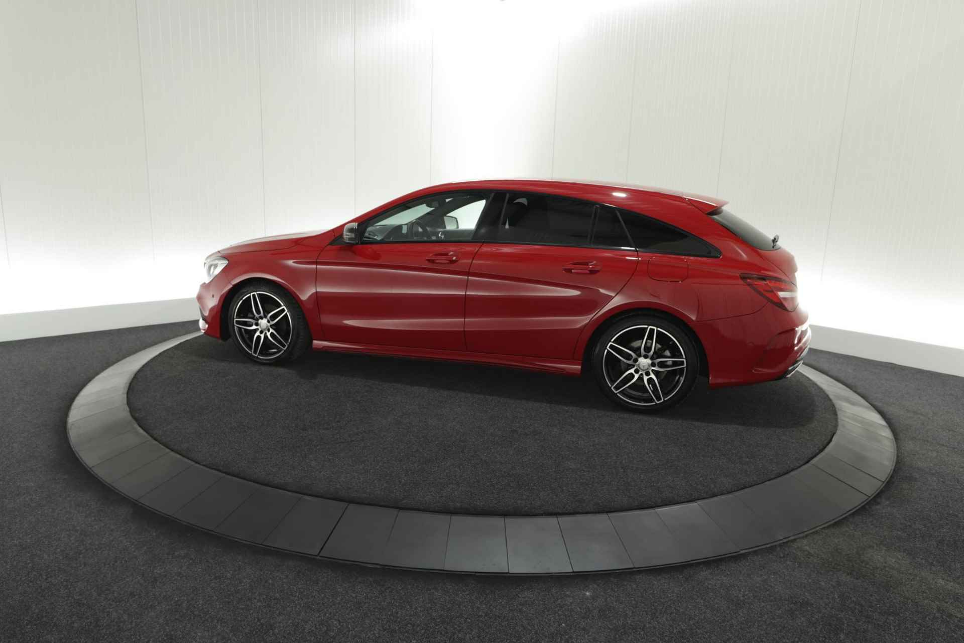 Mercedes-Benz CLA-klasse Shooting Brake 180 AMG Night Edition Plus | Parkeersensoren | Navigatie | 18 Inch Lichtmetalen Velgen - 60/66