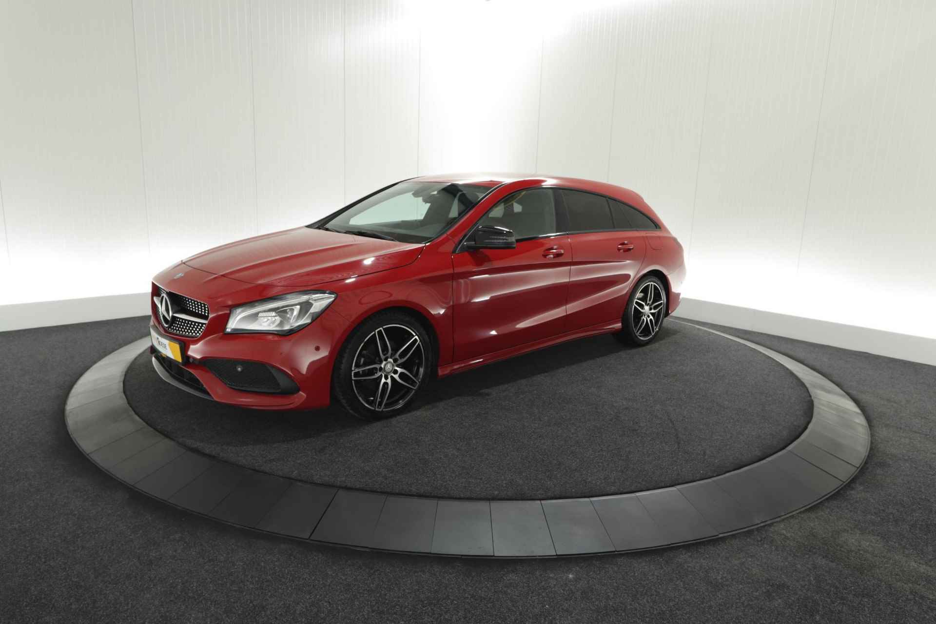 Mercedes-Benz CLA-klasse Shooting Brake 180 AMG Night Edition Plus | Parkeersensoren | Navigatie | 18 Inch Lichtmetalen Velgen - 62/66