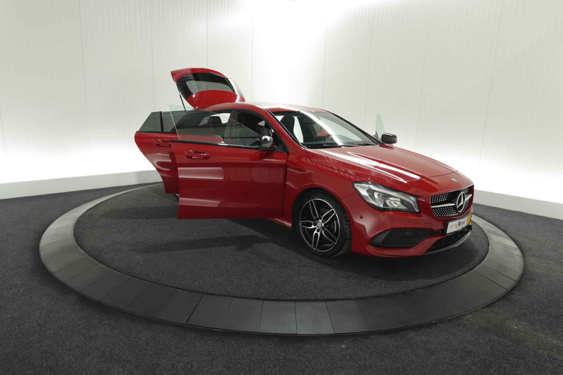 Mercedes-Benz CLA-klasse Shooting Brake 180 AMG Night Edition Plus | Parkeersensoren | Navigatie | 18 Inch Lichtmetalen Velgen - 65/66