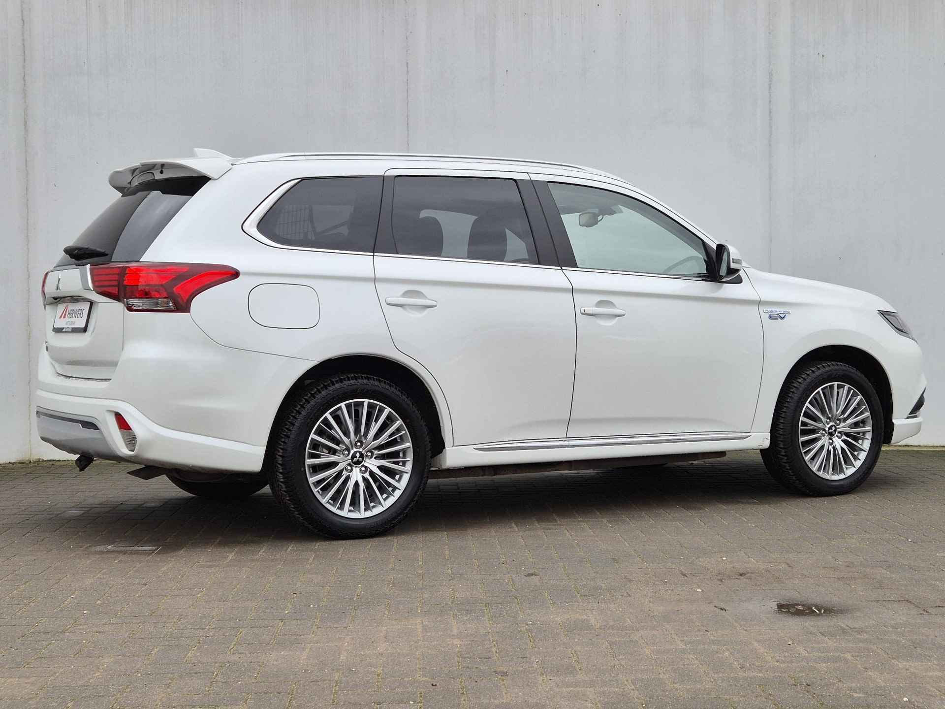 Mitsubishi Outlander 2.4 PHEV Intense Automaat / Dealer onderhouden / Afneembare trekhaak (1.500 kg) / Apple Carplay Android Auto / / Lichtmetalen wielen 18“ / Achteruitrijcamera / - 3/50