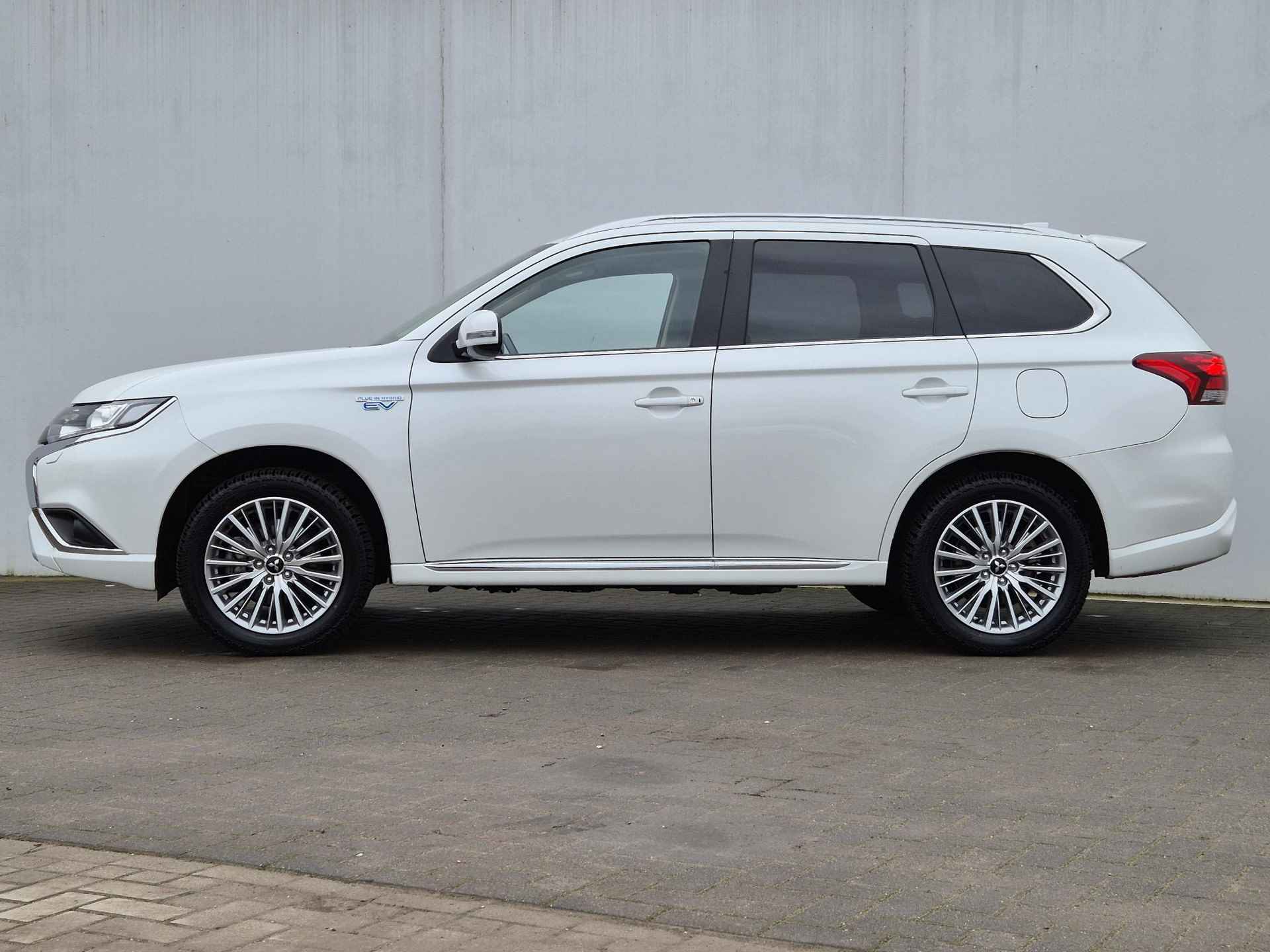 Mitsubishi Outlander 2.4 PHEV Intense Automaat / Dealer onderhouden / Afneembare trekhaak (1.500 kg) / Apple Carplay Android Auto / / Lichtmetalen wielen 18“ / Achteruitrijcamera / - 10/50