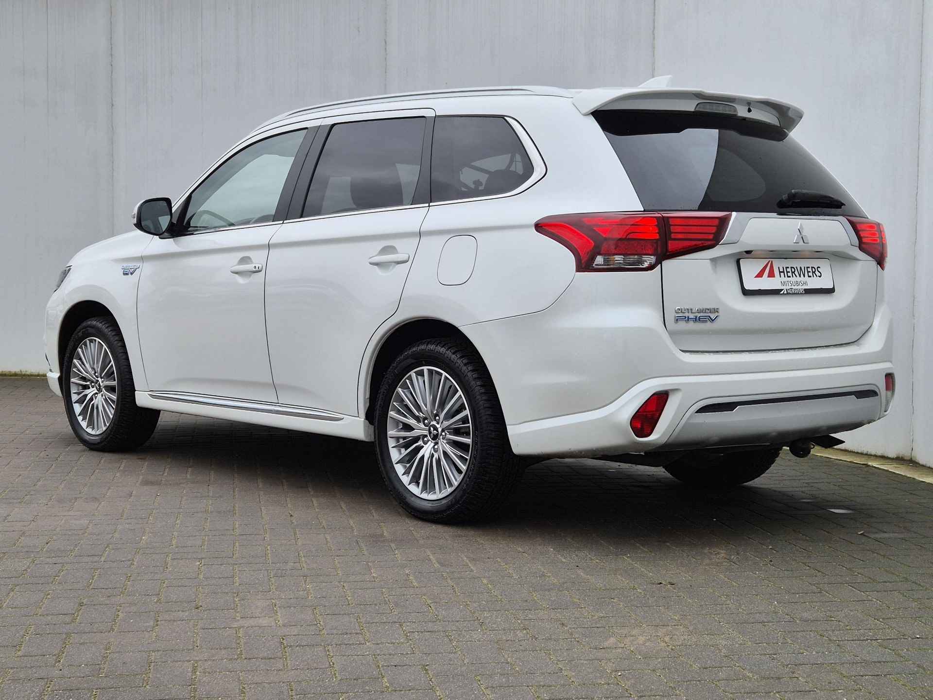 Mitsubishi Outlander 2.4 PHEV Intense Automaat / Dealer onderhouden / Afneembare trekhaak (1.500 kg) / Apple Carplay Android Auto / / Lichtmetalen wielen 18“ / Achteruitrijcamera / - 20/50