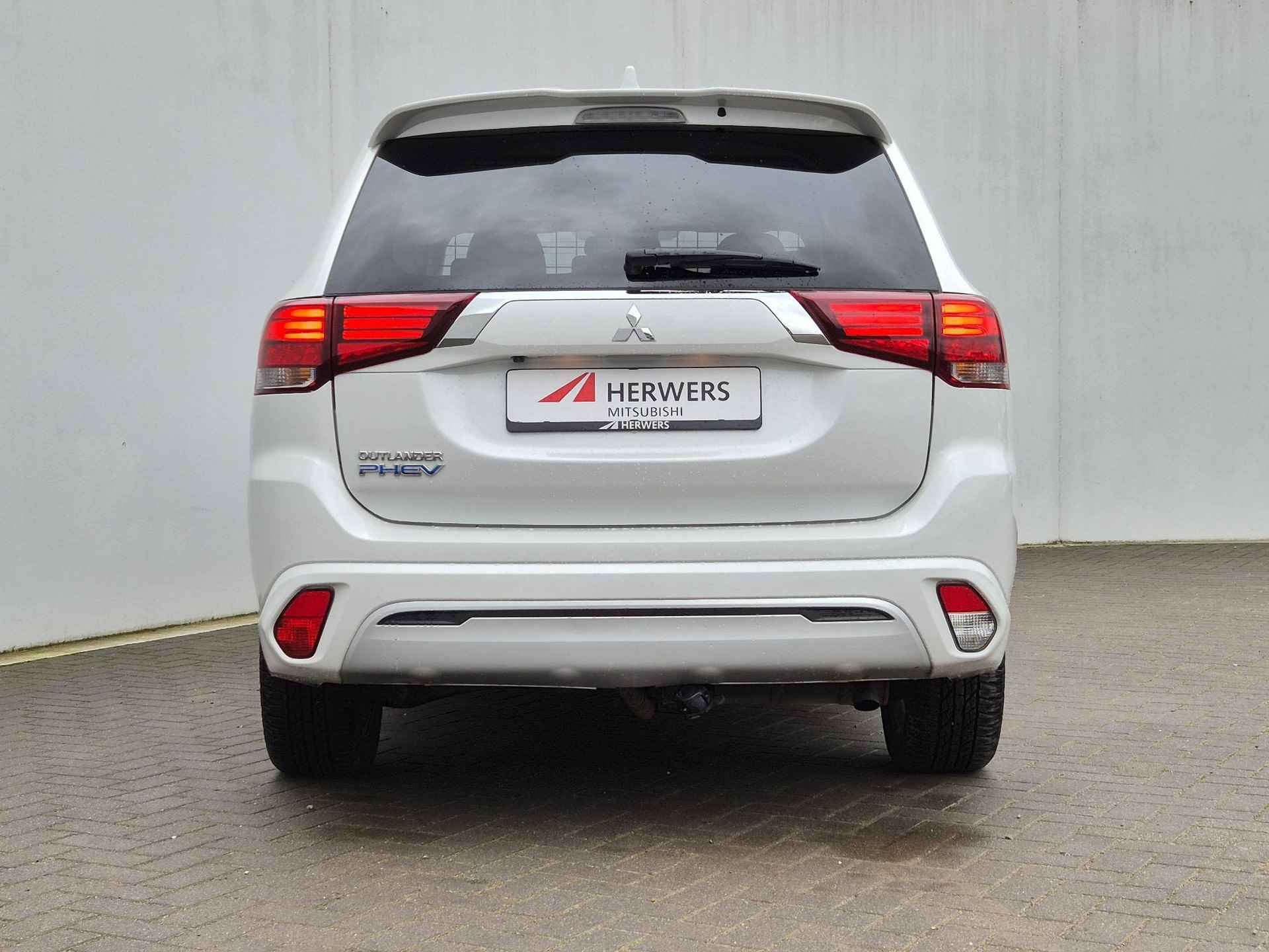 Mitsubishi Outlander 2.4 PHEV Intense Automaat / Dealer onderhouden / Afneembare trekhaak (1.500 kg) / Apple Carplay Android Auto / / Lichtmetalen wielen 18“ / Achteruitrijcamera / - 27/50