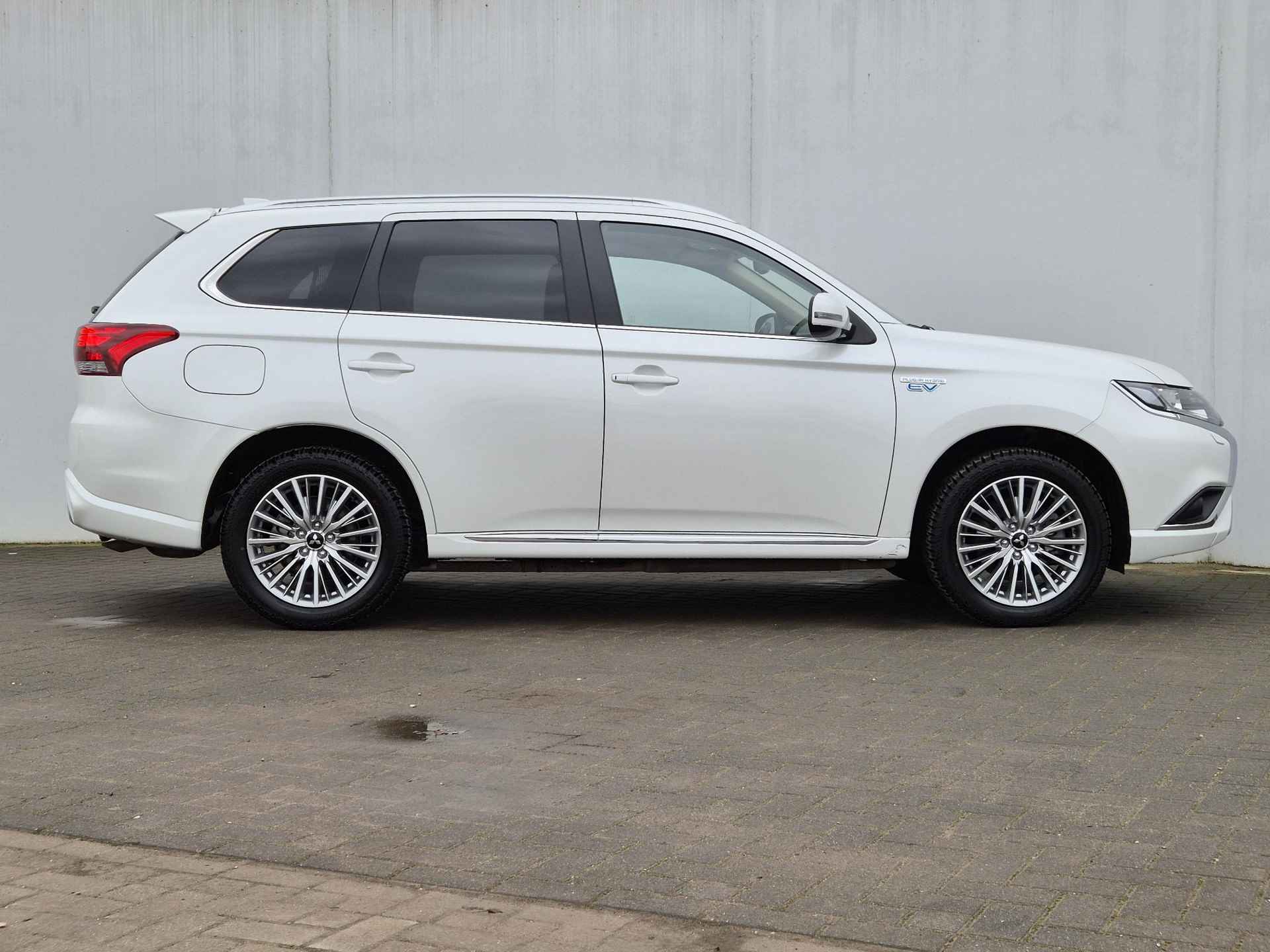 Mitsubishi Outlander 2.4 PHEV Intense Automaat / Dealer onderhouden / Afneembare trekhaak (1.500 kg) / Apple Carplay Android Auto / / Lichtmetalen wielen 18“ / Achteruitrijcamera / - 41/50