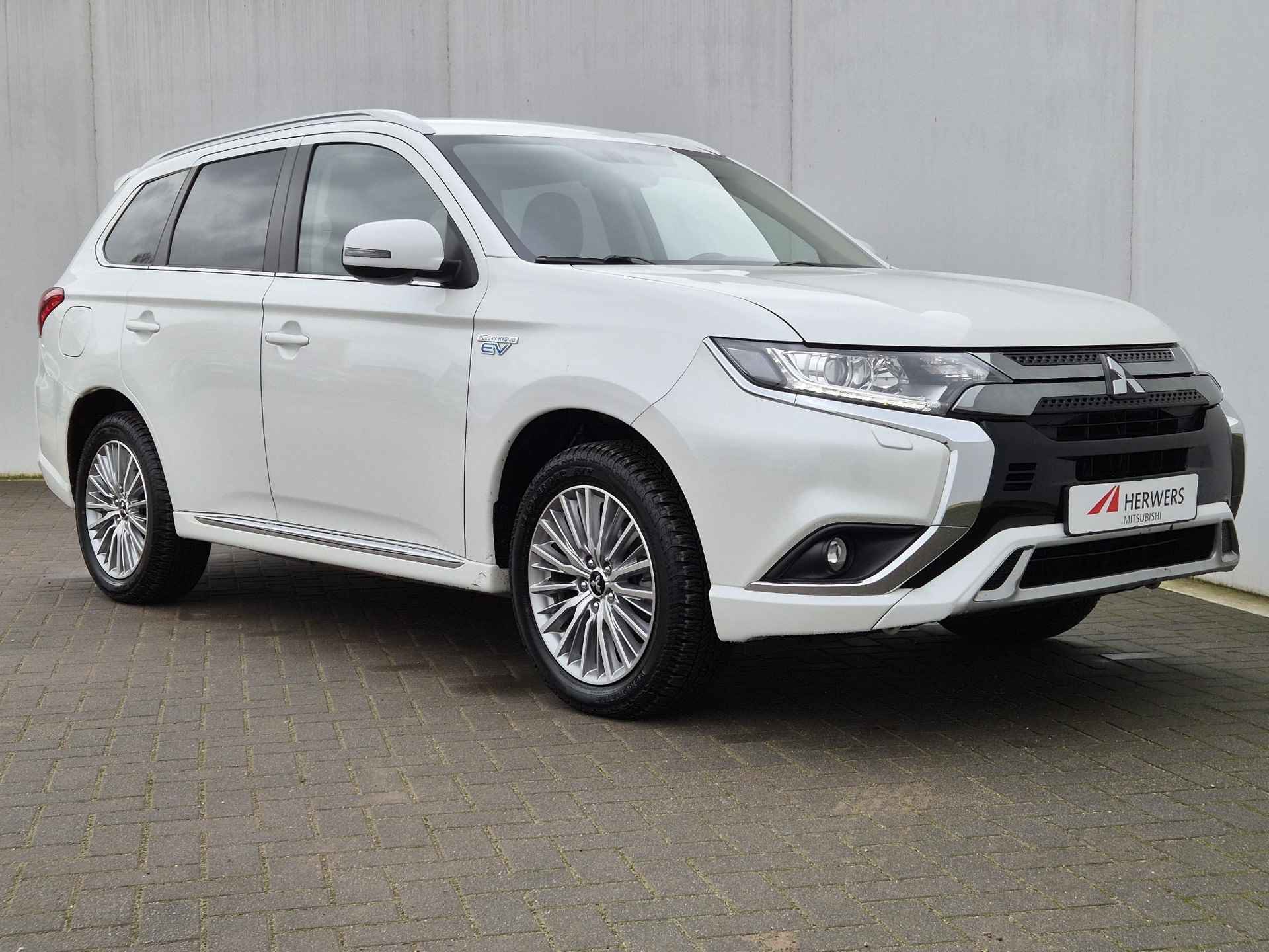 Mitsubishi Outlander 2.4 PHEV Intense Automaat / Dealer onderhouden / Afneembare trekhaak (1.500 kg) / Apple Carplay Android Auto / / Lichtmetalen wielen 18“ / Achteruitrijcamera / - 46/50