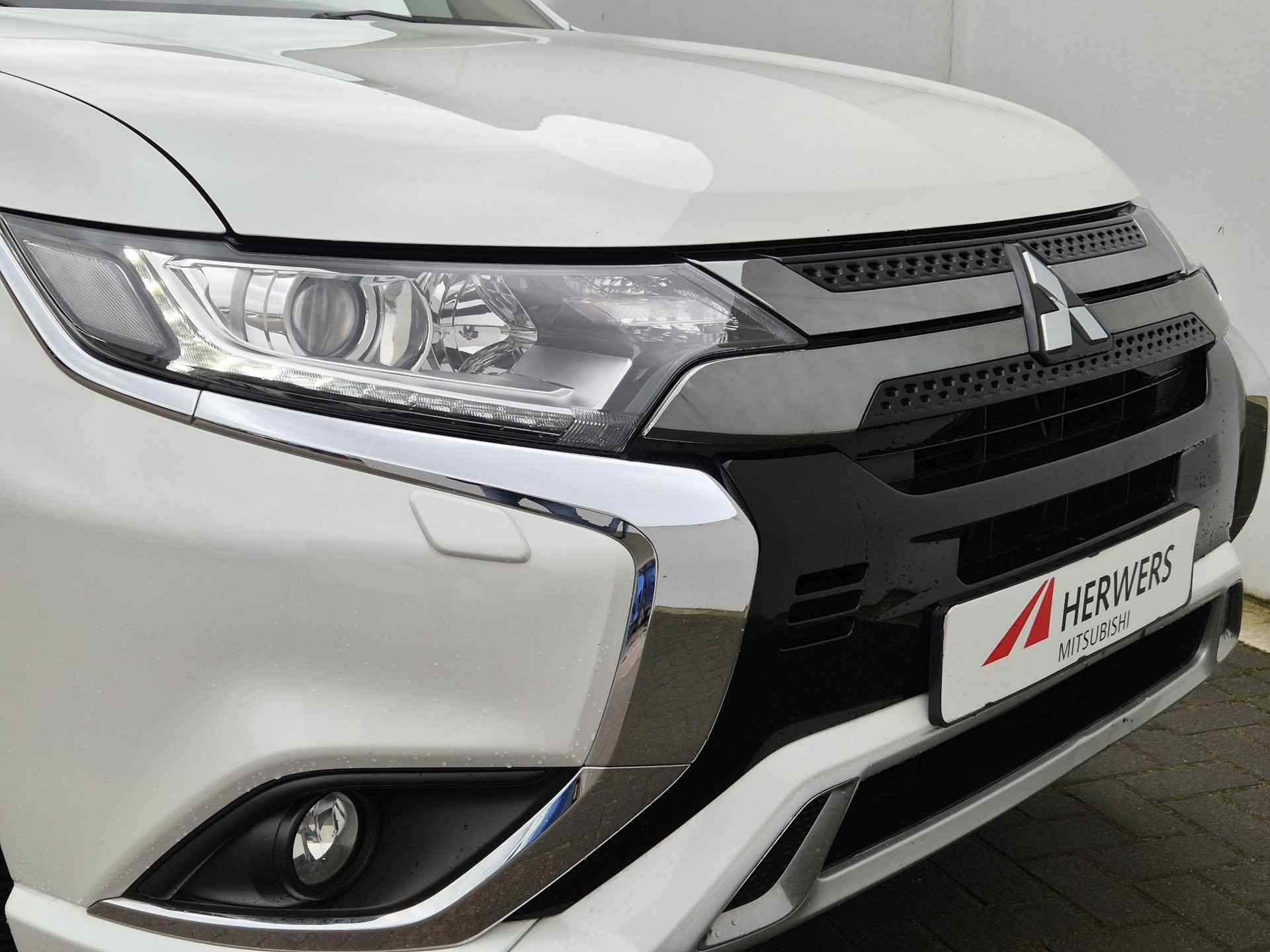 Mitsubishi Outlander 2.4 PHEV Intense Automaat / Dealer onderhouden / Afneembare trekhaak (1.500 kg) / Apple Carplay Android Auto / / Lichtmetalen wielen 18“ / Achteruitrijcamera / - 47/50