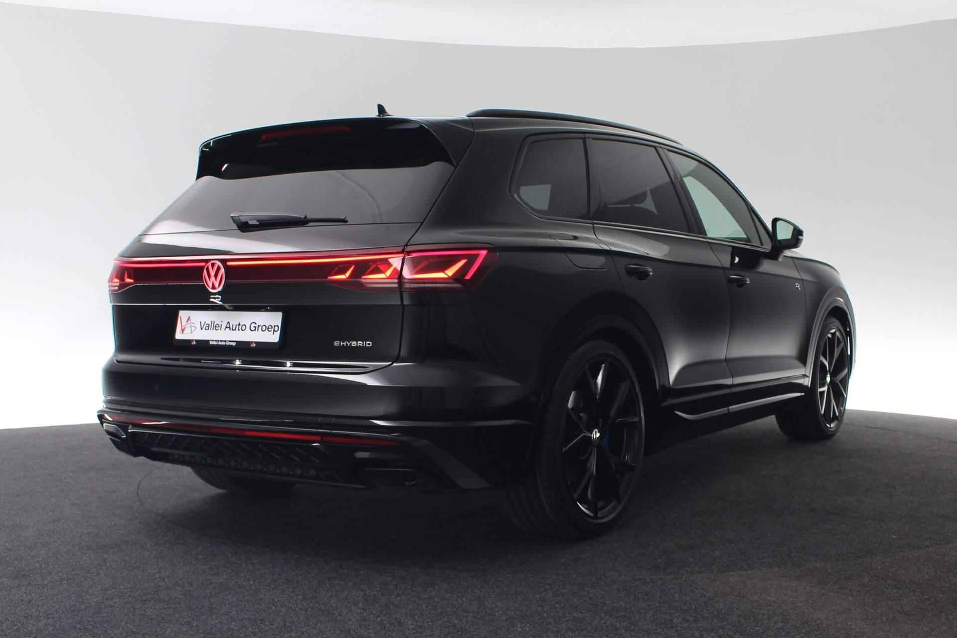 Volkswagen Touareg 3.0 TSI e-Hybrid 462PK DSG R | Pano | HUD | Matrix LED | 360 Camera | Leder | Trekhaak | Standkachel | Luchtvering | 22 inch - 4/59