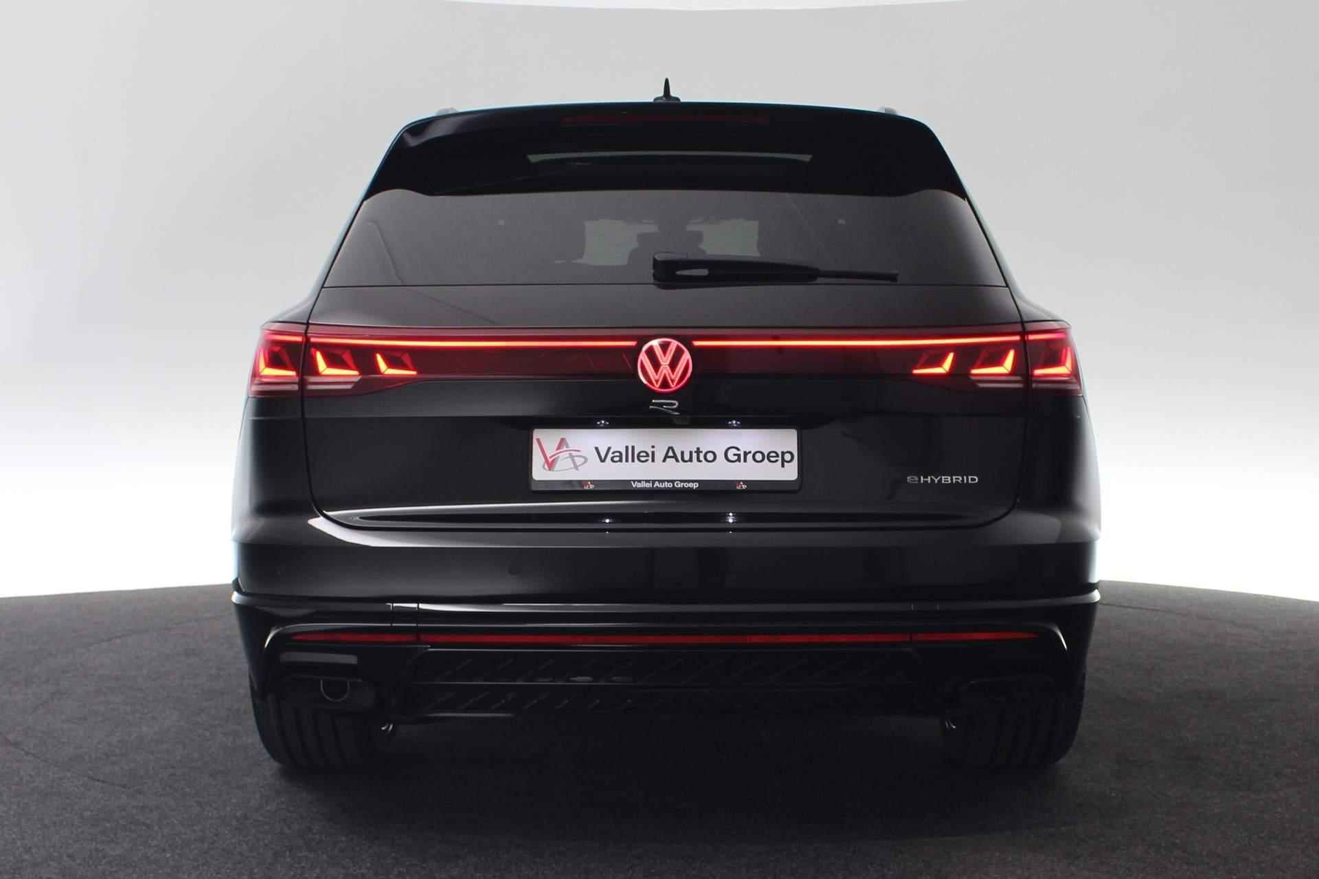 Volkswagen Touareg 3.0 TSI e-Hybrid 462PK DSG R | Pano | HUD | Matrix LED | 360 Camera | Leder | Trekhaak | Standkachel | Luchtvering | 22 inch - 28/59