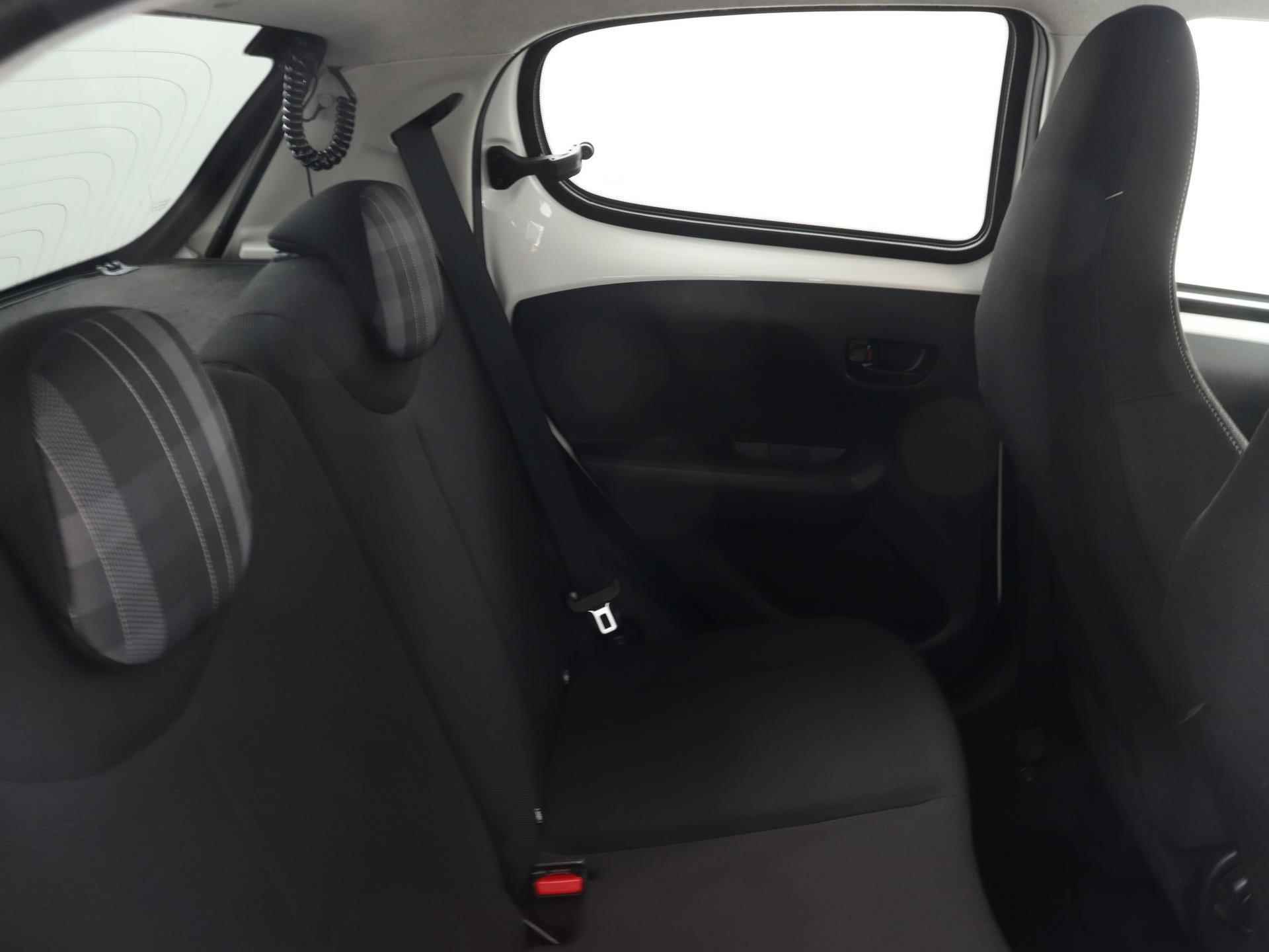 Peugeot 108 Active 72pk | Airco | Bluetooth | Donker getint glas | Dealeronderhouden | Lage kilometerstand | Zuinig en voordelig autorijden! | - 15/30