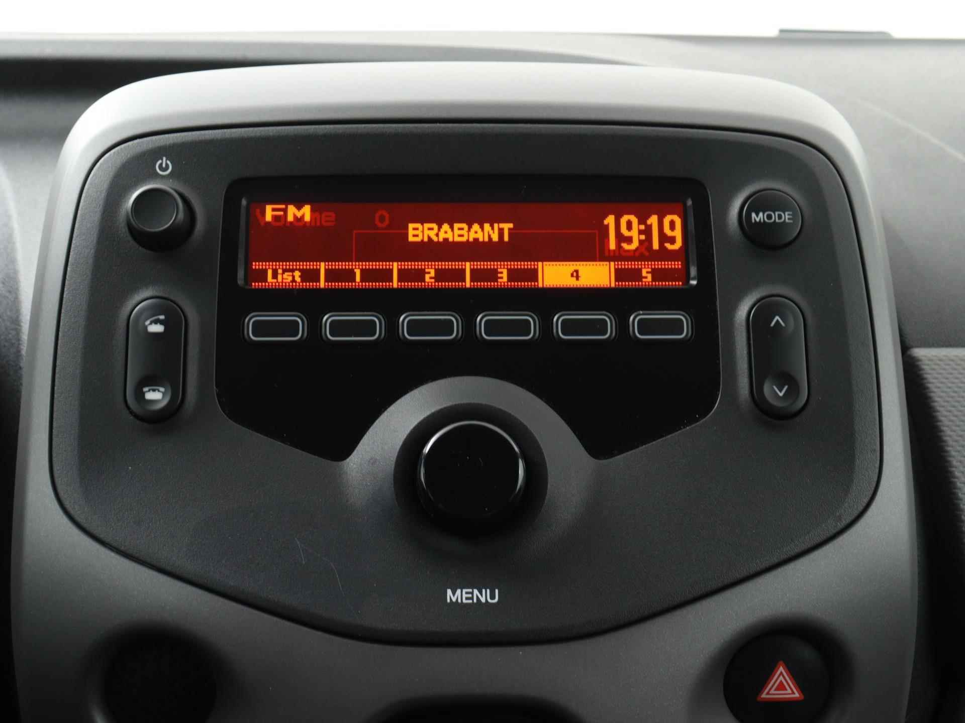 Peugeot 108 Active 72pk | Airco | Bluetooth | Donker getint glas | Dealeronderhouden | Lage kilometerstand | Zuinig en voordelig autorijden! | - 21/30