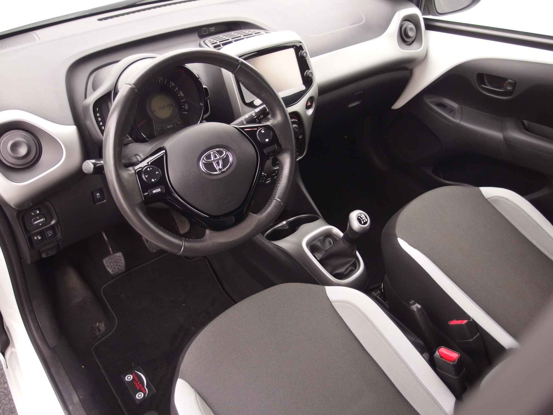 Toyota Aygo 1.0 VVT-i x-play CAMERA / AIRCO / BLUETOOTH / ELEK RAMEN - 7/32