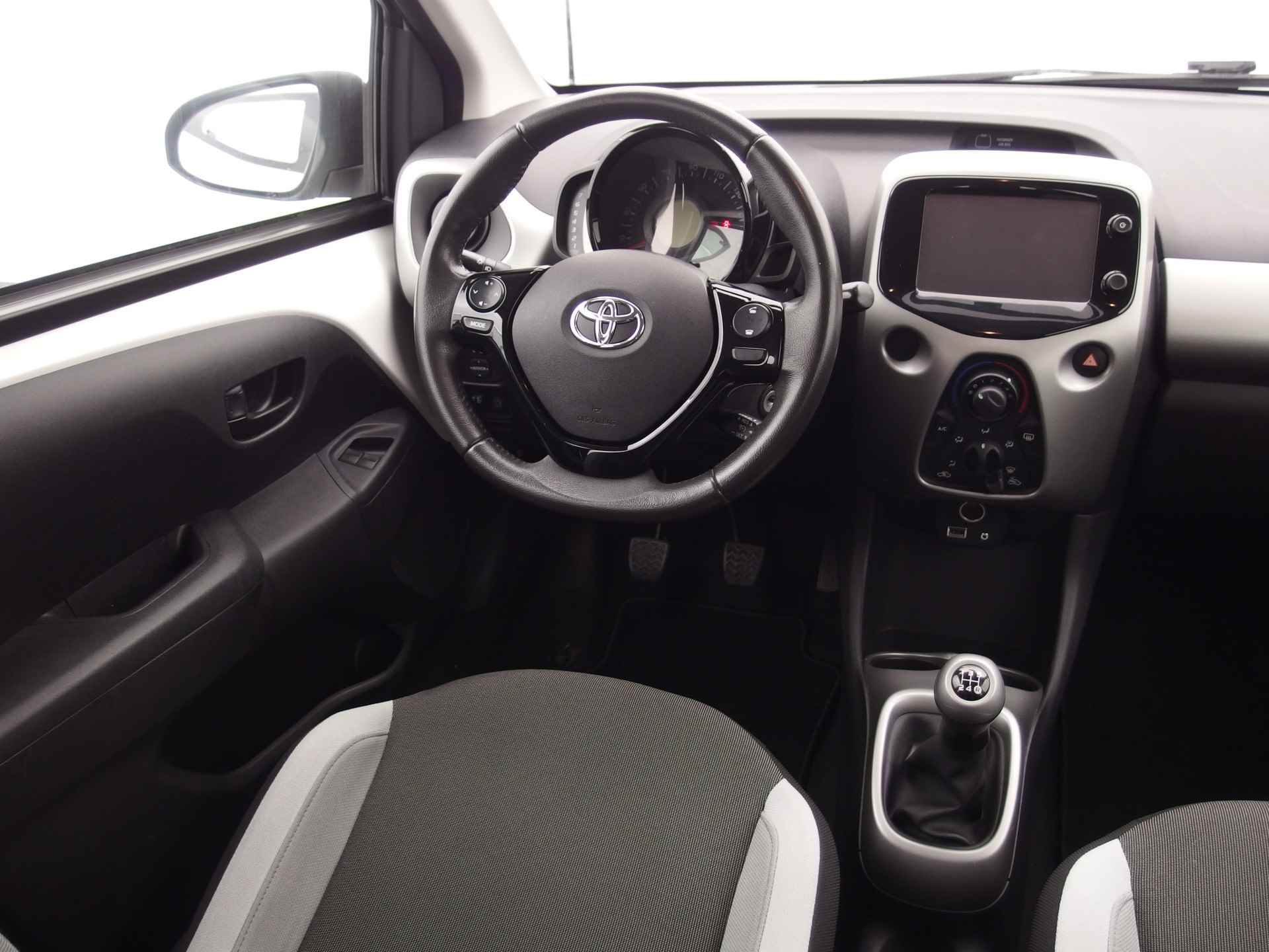 Toyota Aygo 1.0 VVT-i x-play CAMERA / AIRCO / BLUETOOTH / ELEK RAMEN - 18/32
