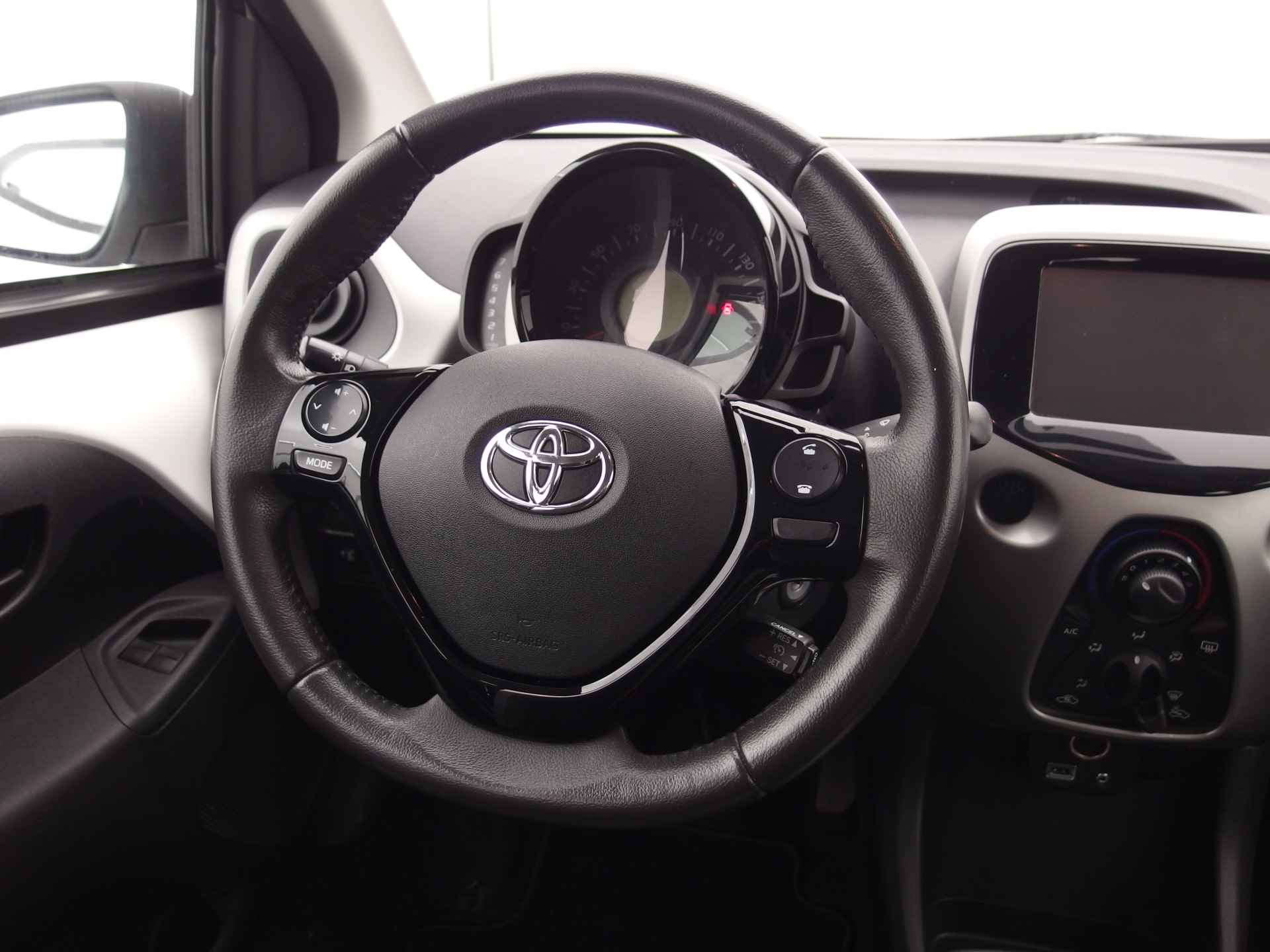 Toyota Aygo 1.0 VVT-i x-play CAMERA / AIRCO / BLUETOOTH / ELEK RAMEN - 19/32