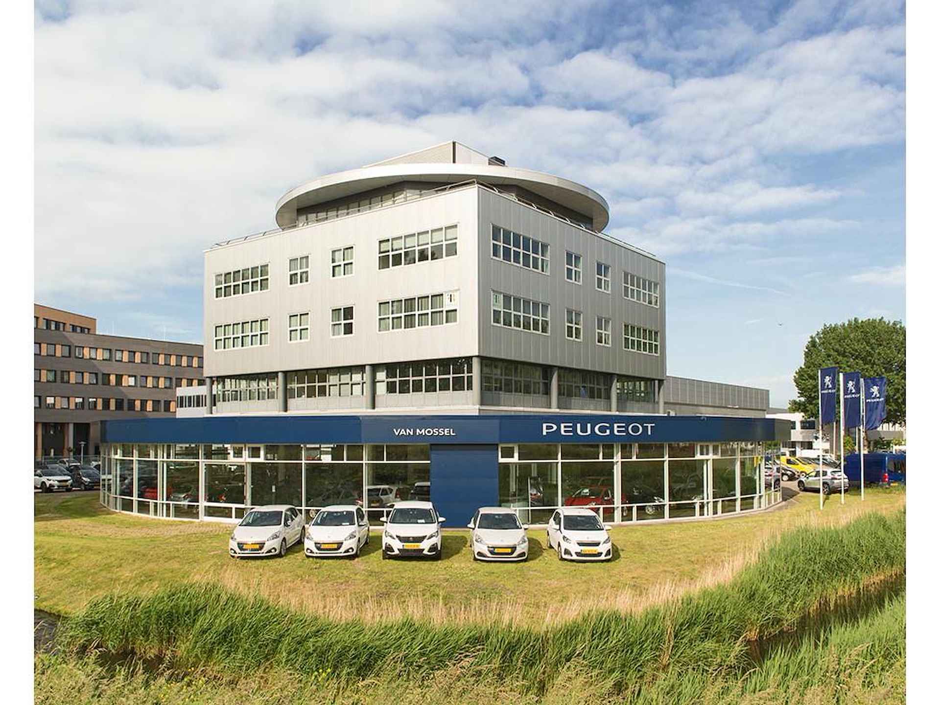 Peugeot e-2008 Allure | Profiteer van €2.950 subsidie* | CCS Snellaad Functie | 11KW Boordlader | Navigatie | Parkeerhulp | NIEUW TE BESTELLEN! - 31/33
