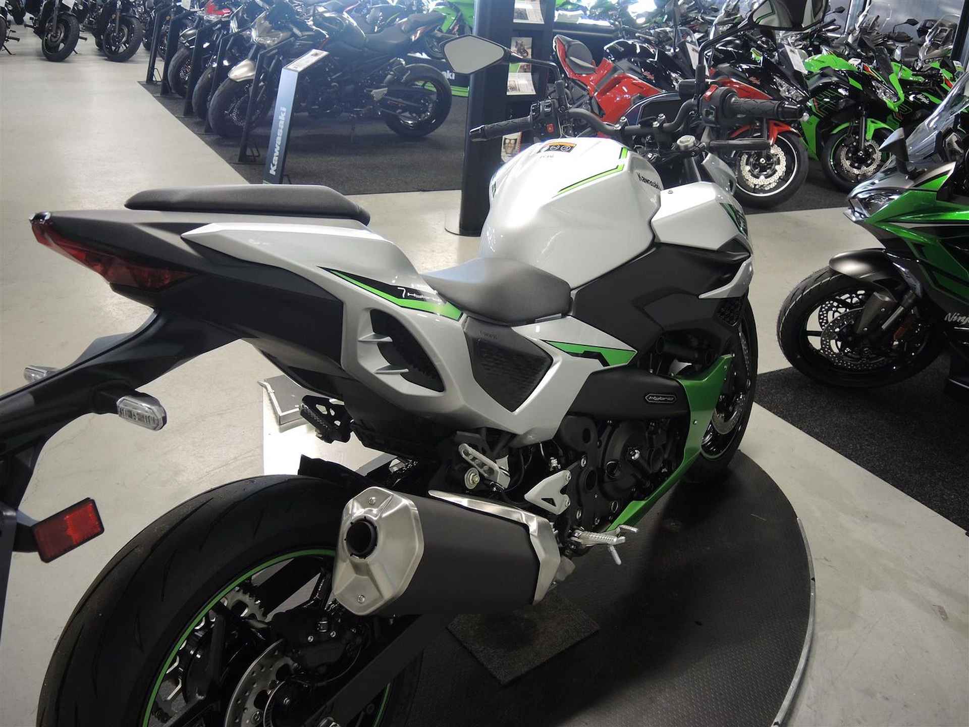 Kawasaki Z 7 Hybrid - 2024 - 8/16