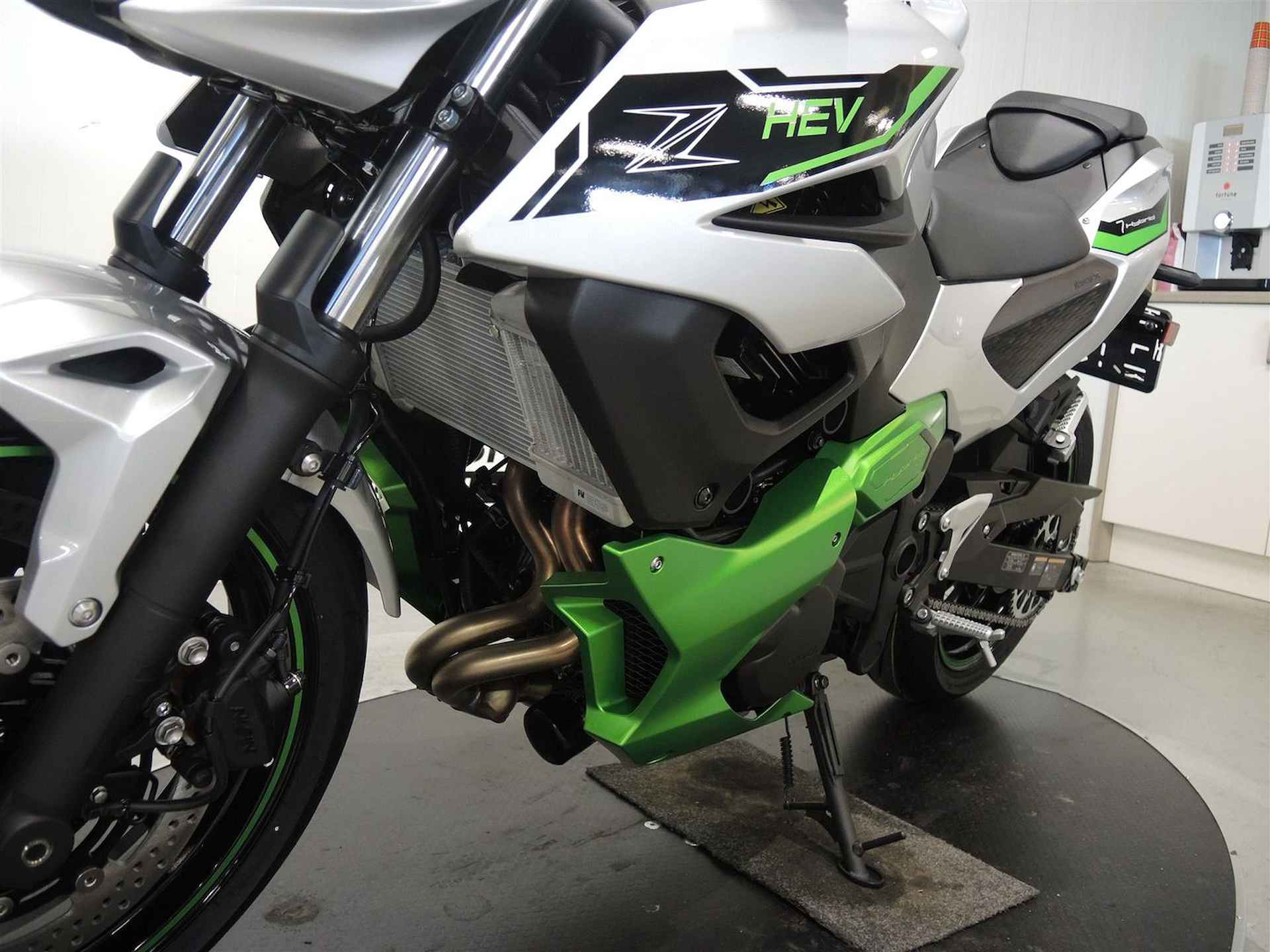 Kawasaki Z 7 Hybrid - 2024 - 10/16