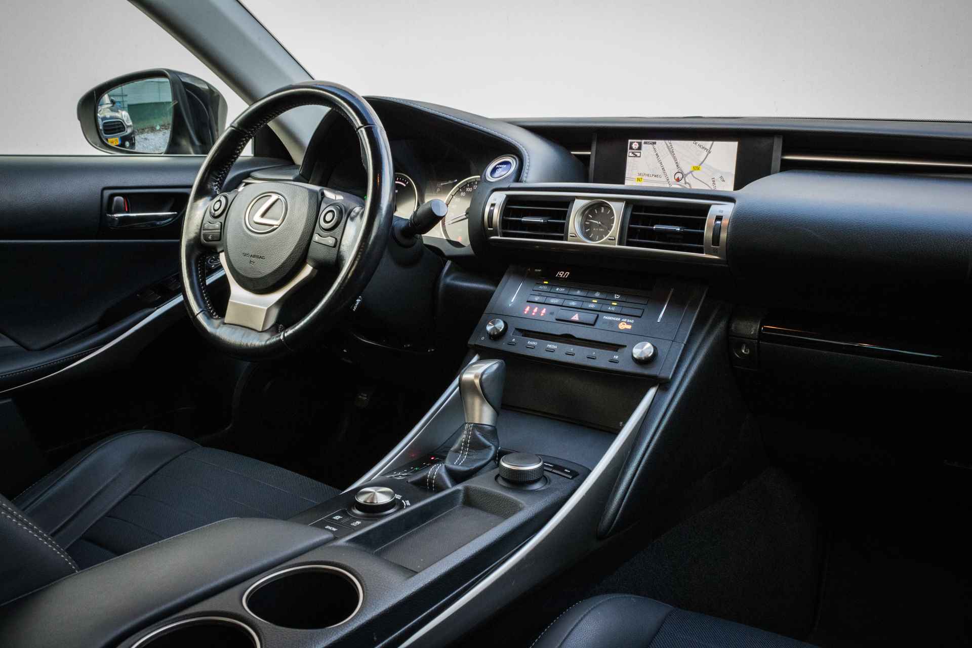 Lexus IS 300h Aut. Navigatie/ Cruise control/ Climate control/ Tel. bluetooth/ Xenon - 3/38