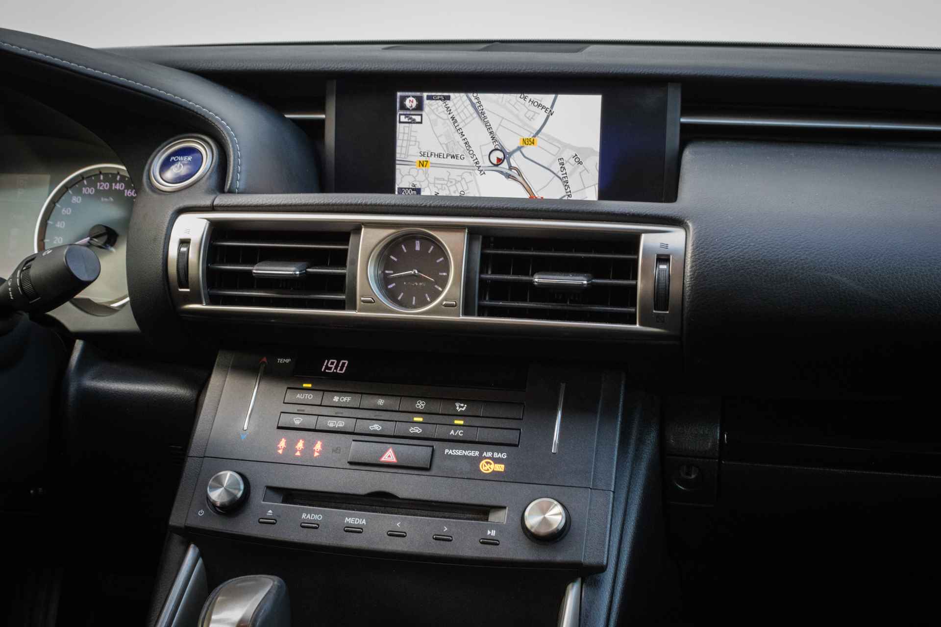 Lexus IS 300h Aut. Navigatie/ Cruise control/ Climate control/ Tel. bluetooth/ Xenon - 37/38