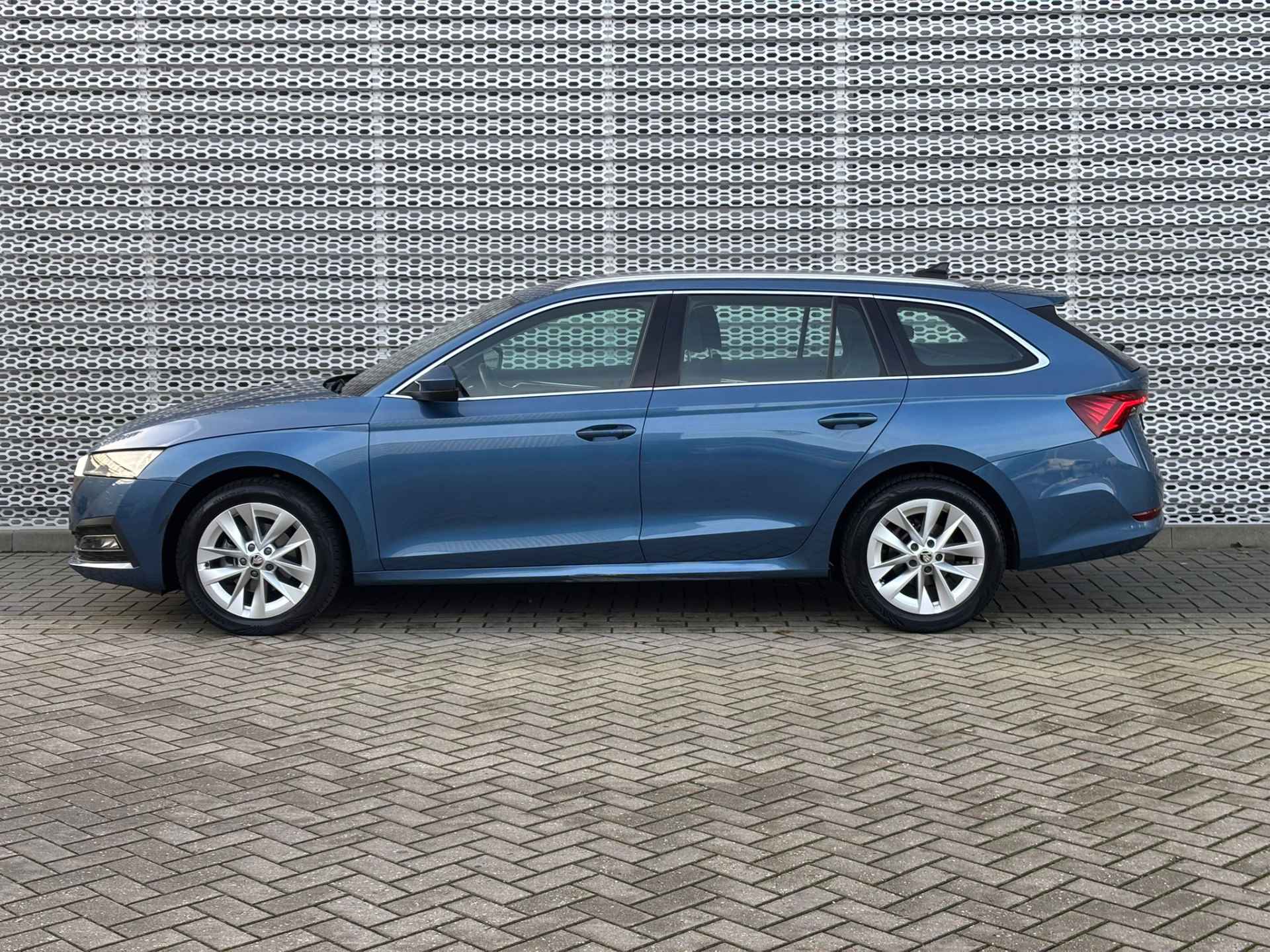 Škoda Octavia Combi 1.5 TSI First Edition / Stoelverwarming / Achteruitrijcamera / Keyless Entry-Start / Navigatie / App-Connect ** - 5/32