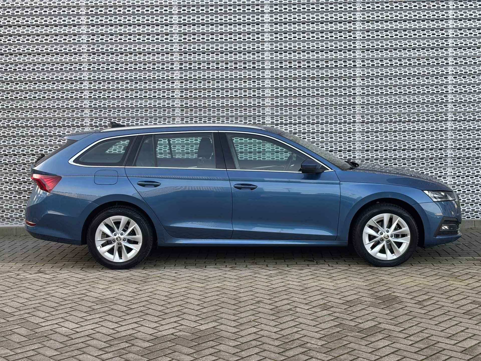 Škoda Octavia Combi 1.5 TSI First Edition / Stoelverwarming / Achteruitrijcamera / Keyless Entry-Start / Navigatie / App-Connect ** - 9/32