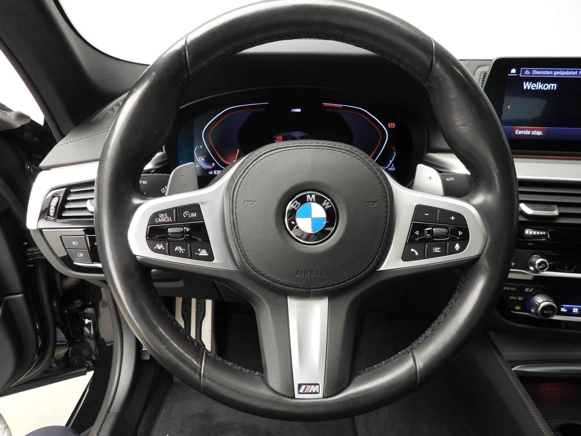 BMW 5 Serie Sedan 520i | M-sportpakket | LED | Leder | HUD | Schuifdak | Keyles go | DAB | Harman-kardon sound | Alu 19 inch - 19/45