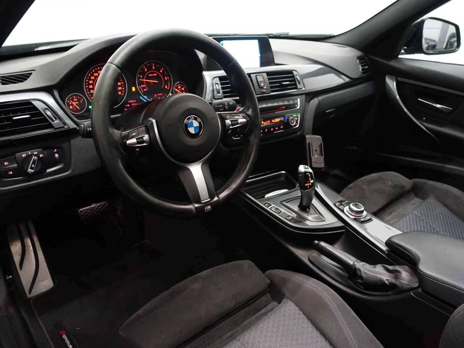 BMW 3 Serie Touring 330d xDrive 259pk M Performance Aut8- Panodak, Sport Interieur, Xenon led, Stoelverwarming, Dynamic Select - 4/34