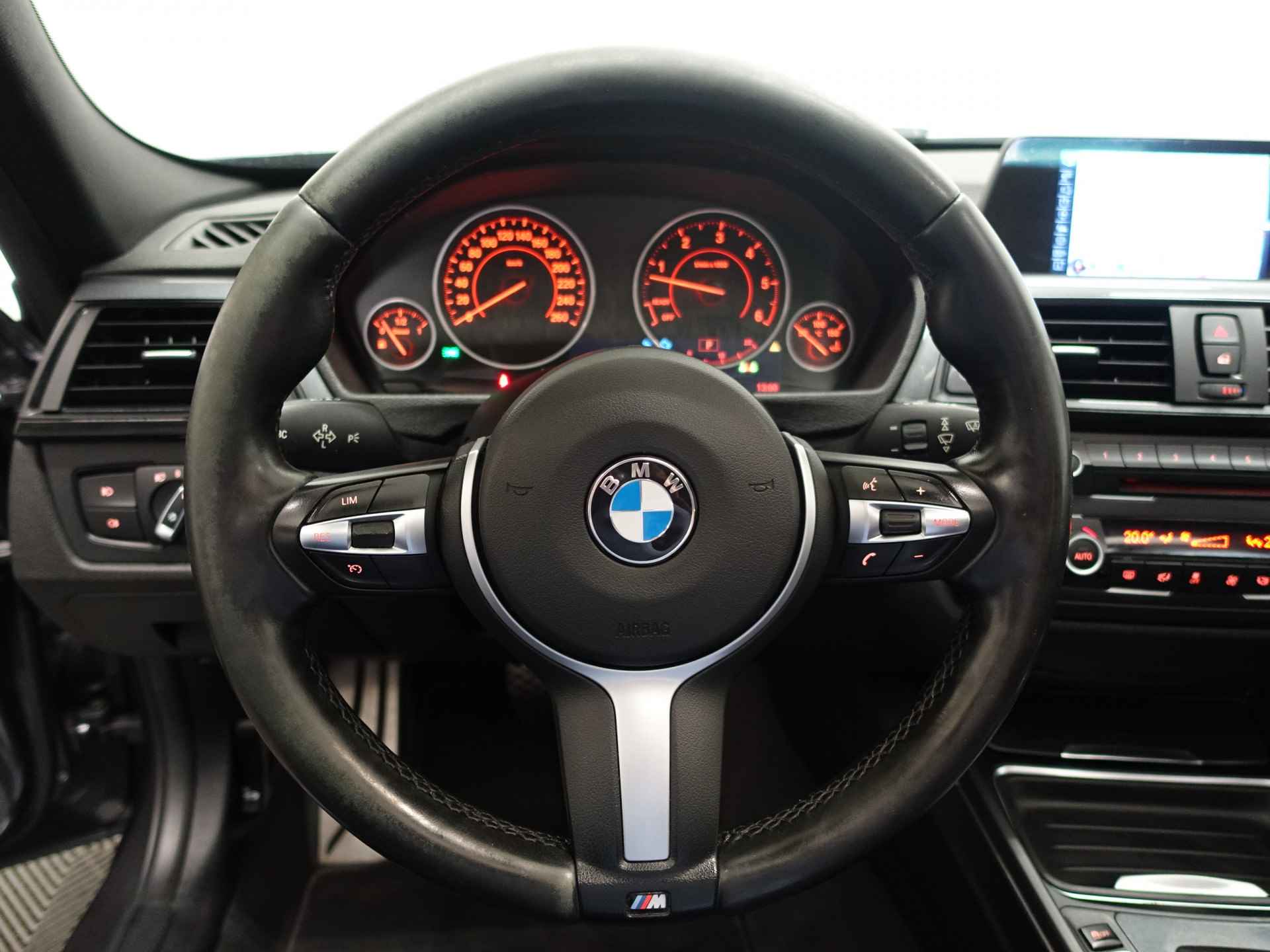 BMW 3 Serie Touring 330d xDrive 259pk M Performance Aut8- Panodak, Sport Interieur, Xenon led, Stoelverwarming, Dynamic Select - 17/34
