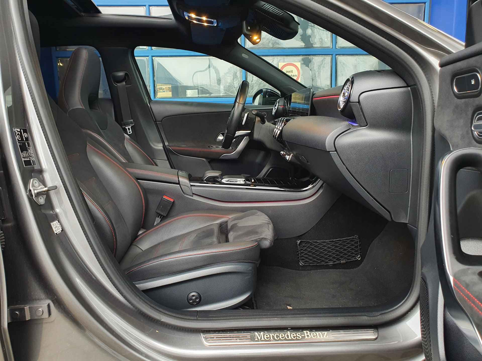 Mercedes-Benz A-Klasse 250 AMG | Panoramadak | Cruise Control | Burmester Audio | Elek. Stoelen - 33/37