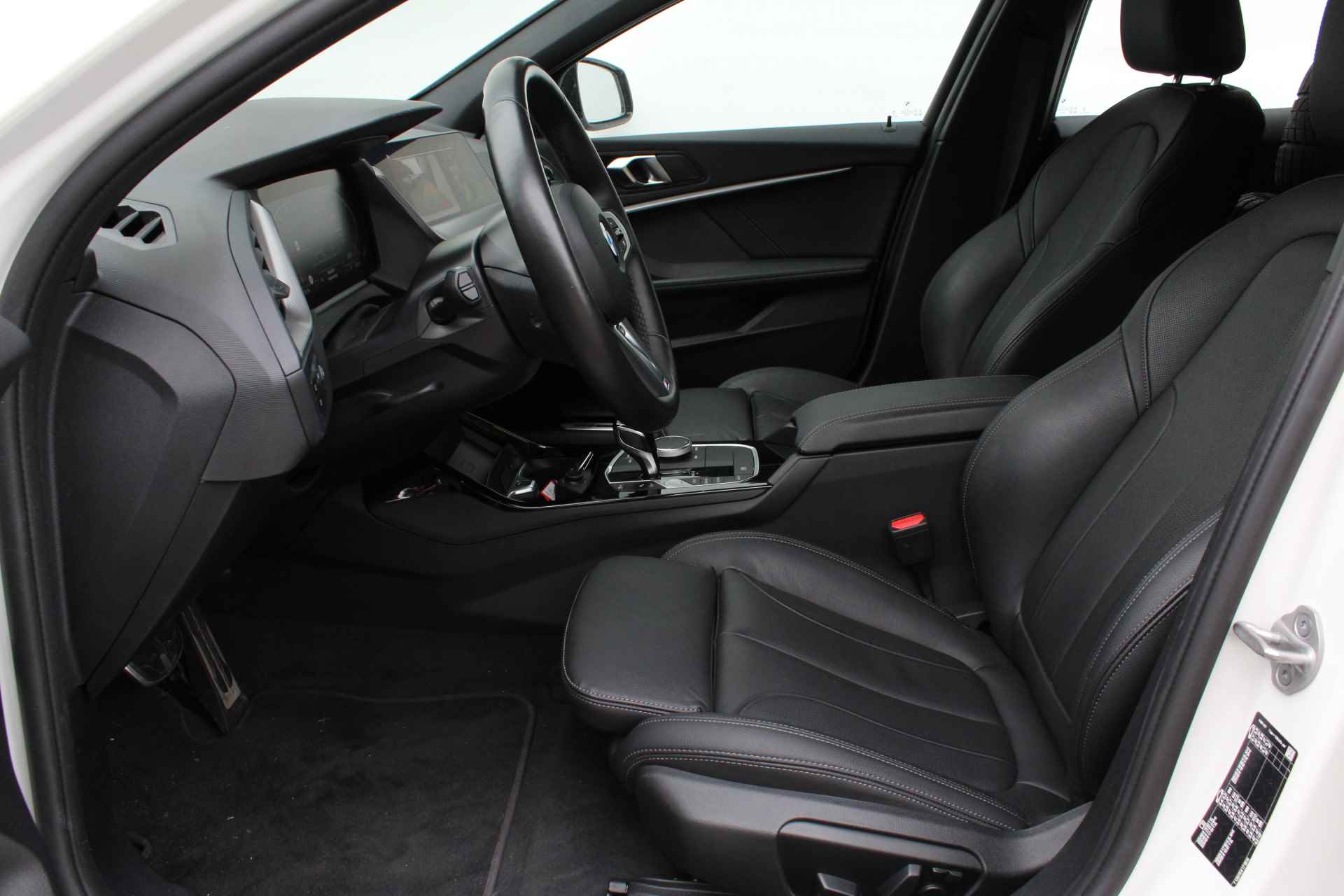 BMW 1-serie 118i High Executive M Sport Automaat / Sportstoelen / Stoelverwarming / Adaptieve LED / Harman Kardon / Head-Up / Parking Assistant / Live Cockpit Professional - 4/28