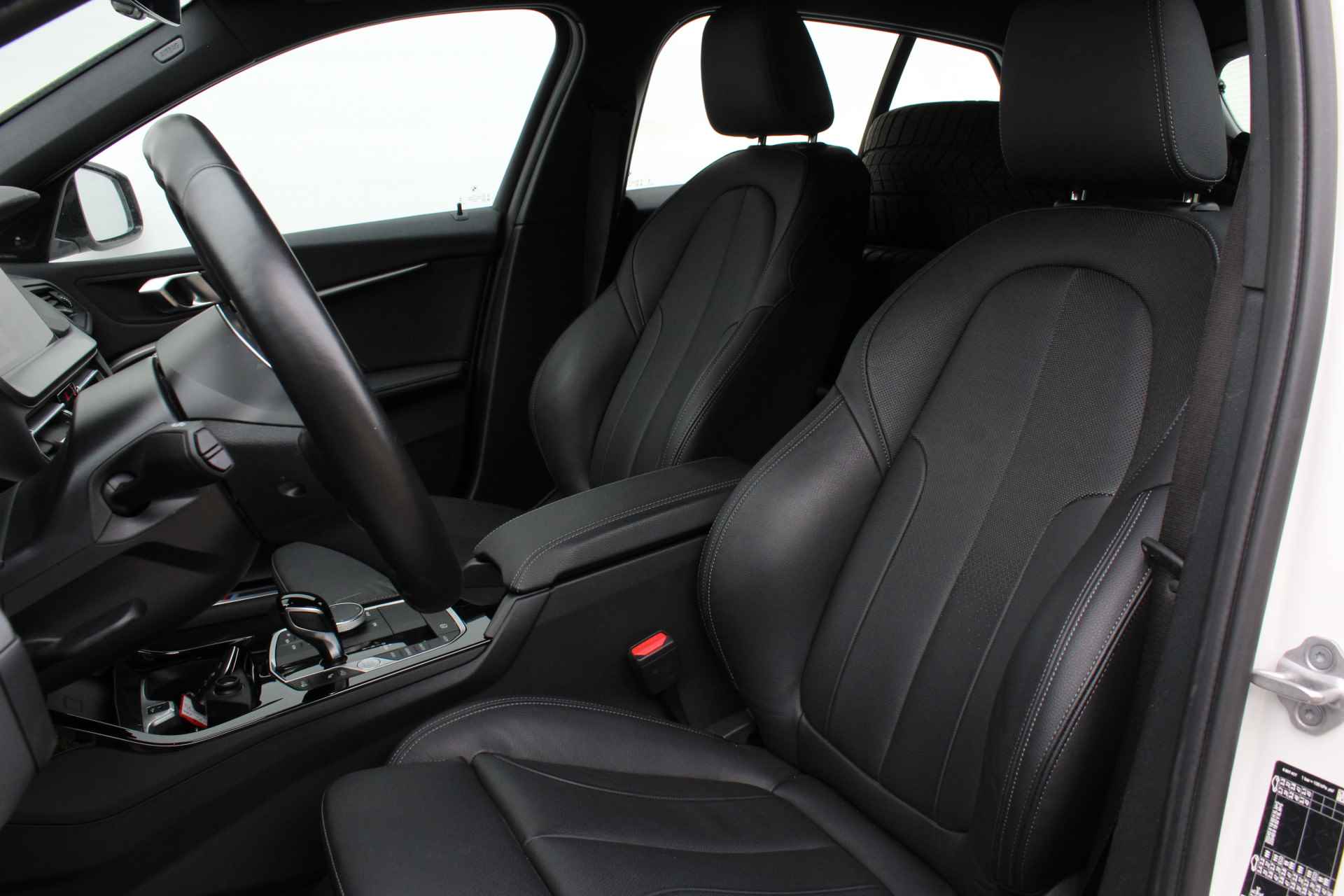 BMW 1-serie 118i High Executive M Sport Automaat / Sportstoelen / Stoelverwarming / Adaptieve LED / Harman Kardon / Head-Up / Parking Assistant / Live Cockpit Professional - 5/28