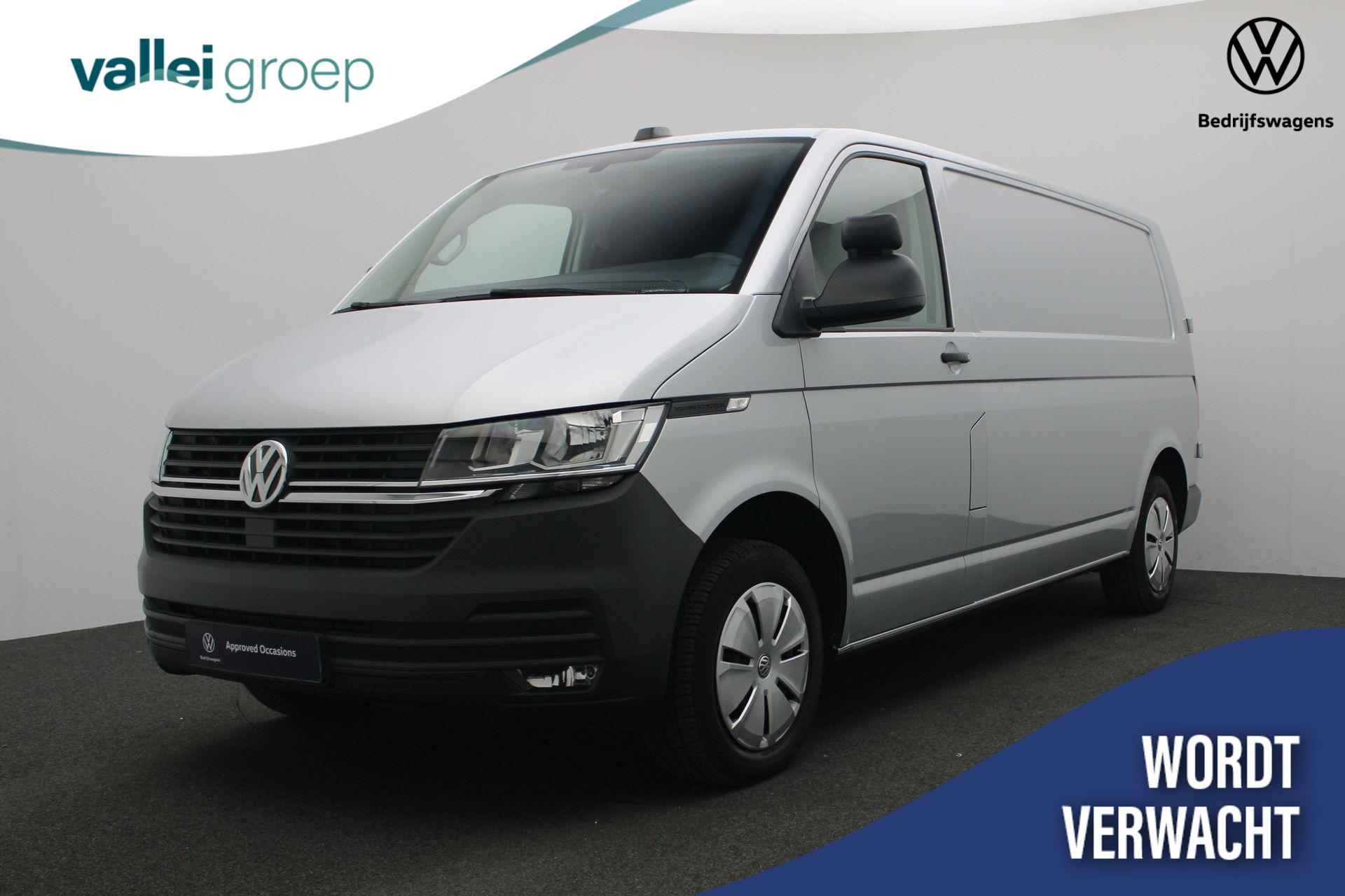 Volkswagen Transporter 2.0 TDI 150 pk L2H1 28 Comfortline | 3-zits | Parkeersensoren achter | Navigatie | Apple Carplay / Android Auto