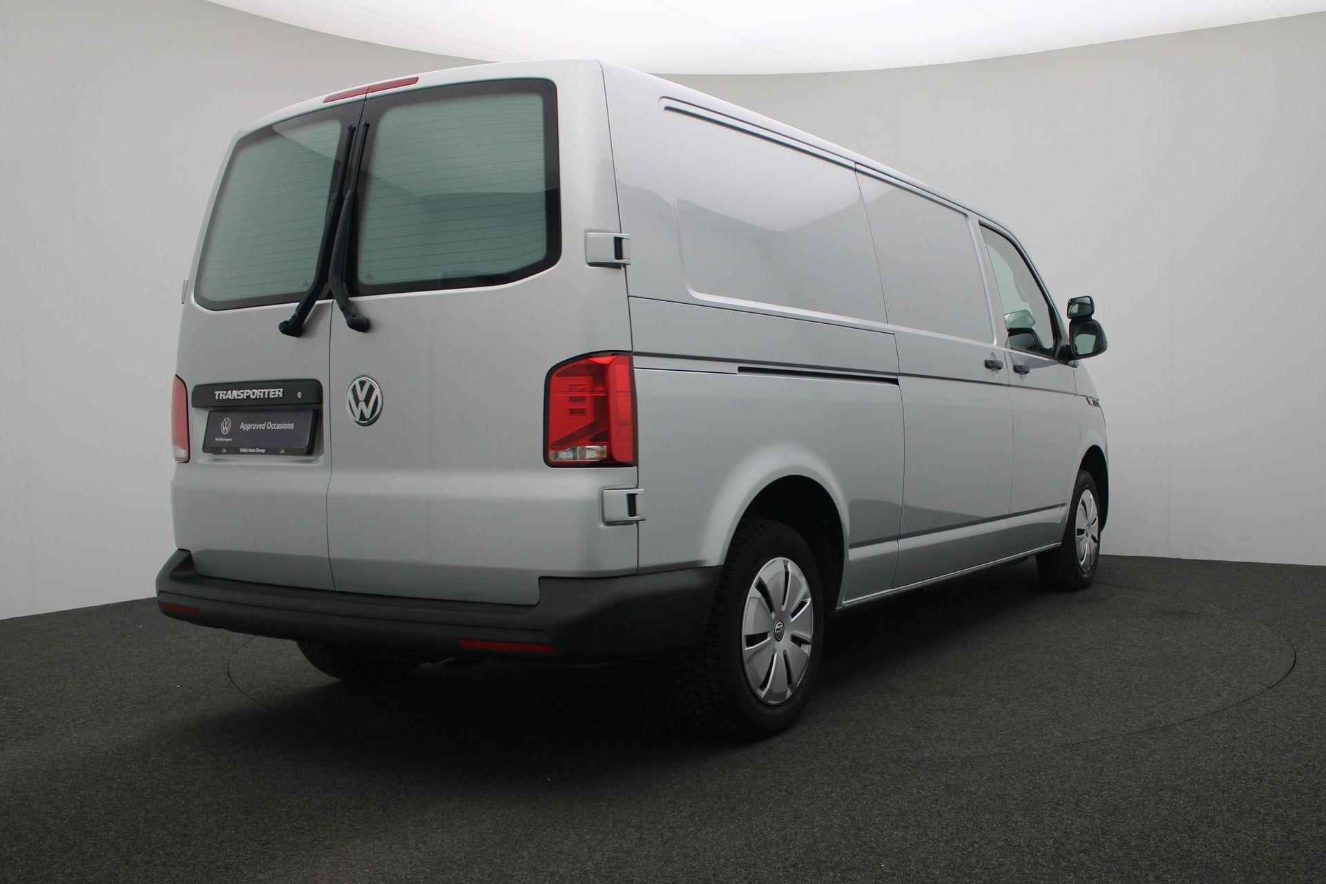 Volkswagen Transporter 2.0 TDI 150 pk L2H1 28 Comfortline | 3-zits | Parkeersensoren achter | Navigatie | Apple Carplay / Android Auto - 4/28