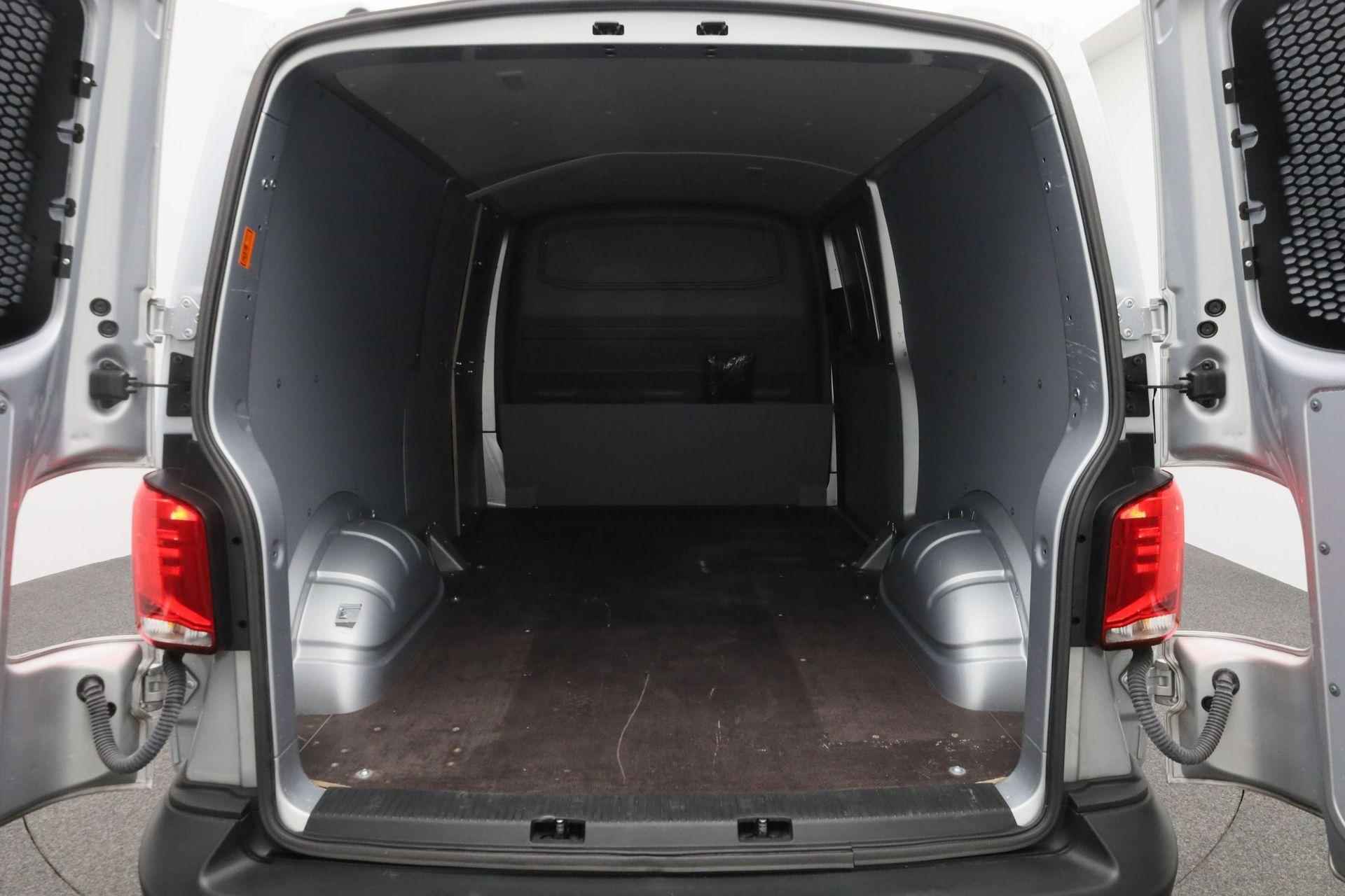 Volkswagen Transporter 2.0 TDI 150 pk L2H1 28 Comfortline | 3-zits | Parkeersensoren achter | Navigatie | Apple Carplay / Android Auto - 6/28