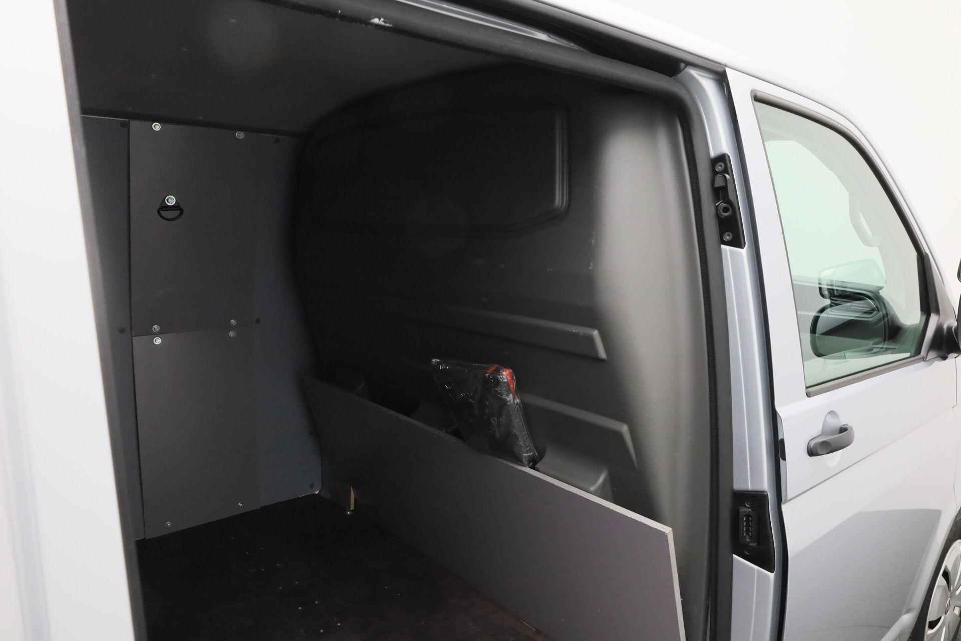 Volkswagen Transporter 2.0 TDI 150 pk L2H1 28 Comfortline | 3-zits | Parkeersensoren achter | Navigatie | Apple Carplay / Android Auto - 16/28