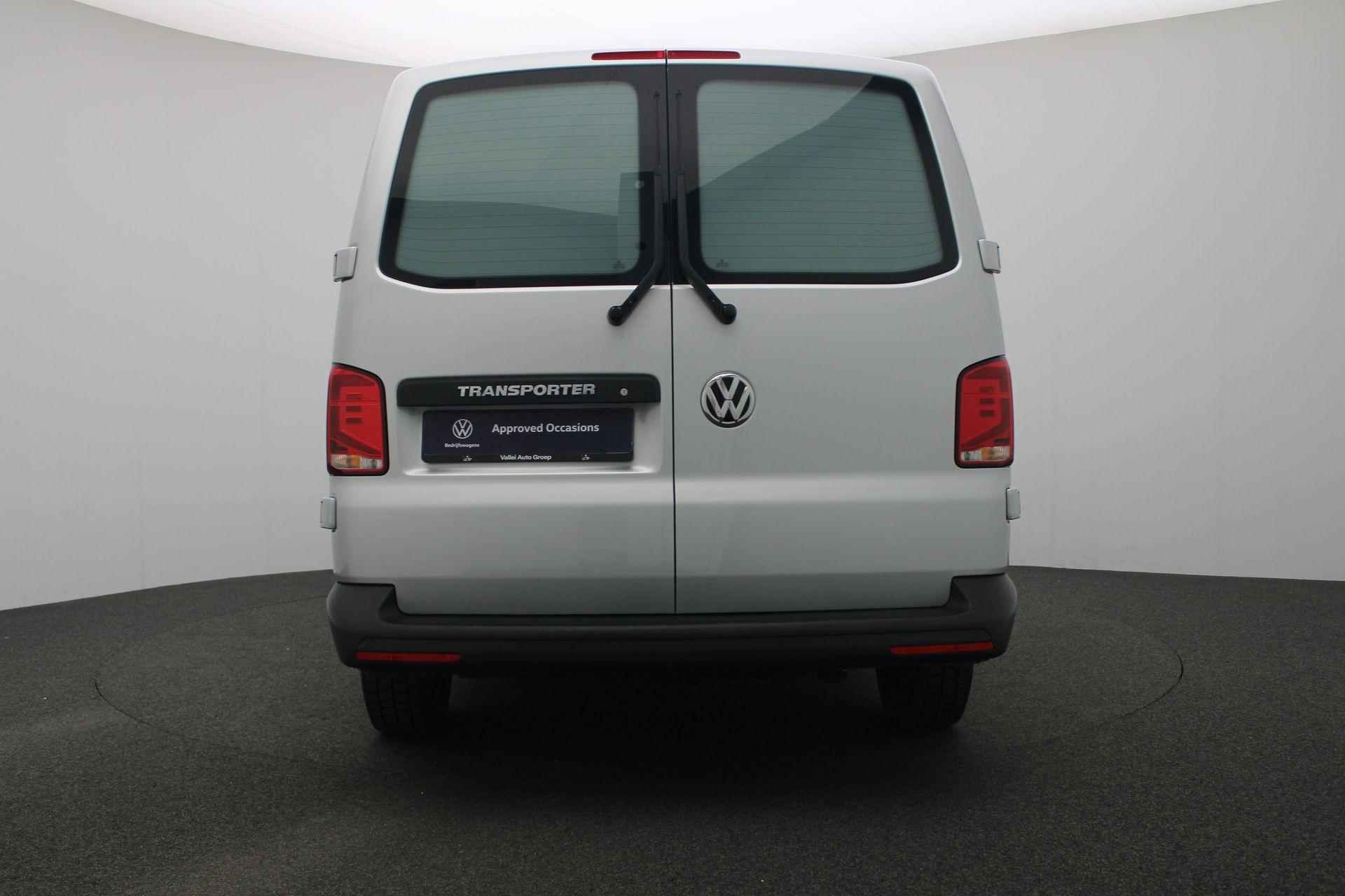 Volkswagen Transporter 2.0 TDI 150 pk L2H1 28 Comfortline | 3-zits | Parkeersensoren achter | Navigatie | Apple Carplay / Android Auto - 28/28