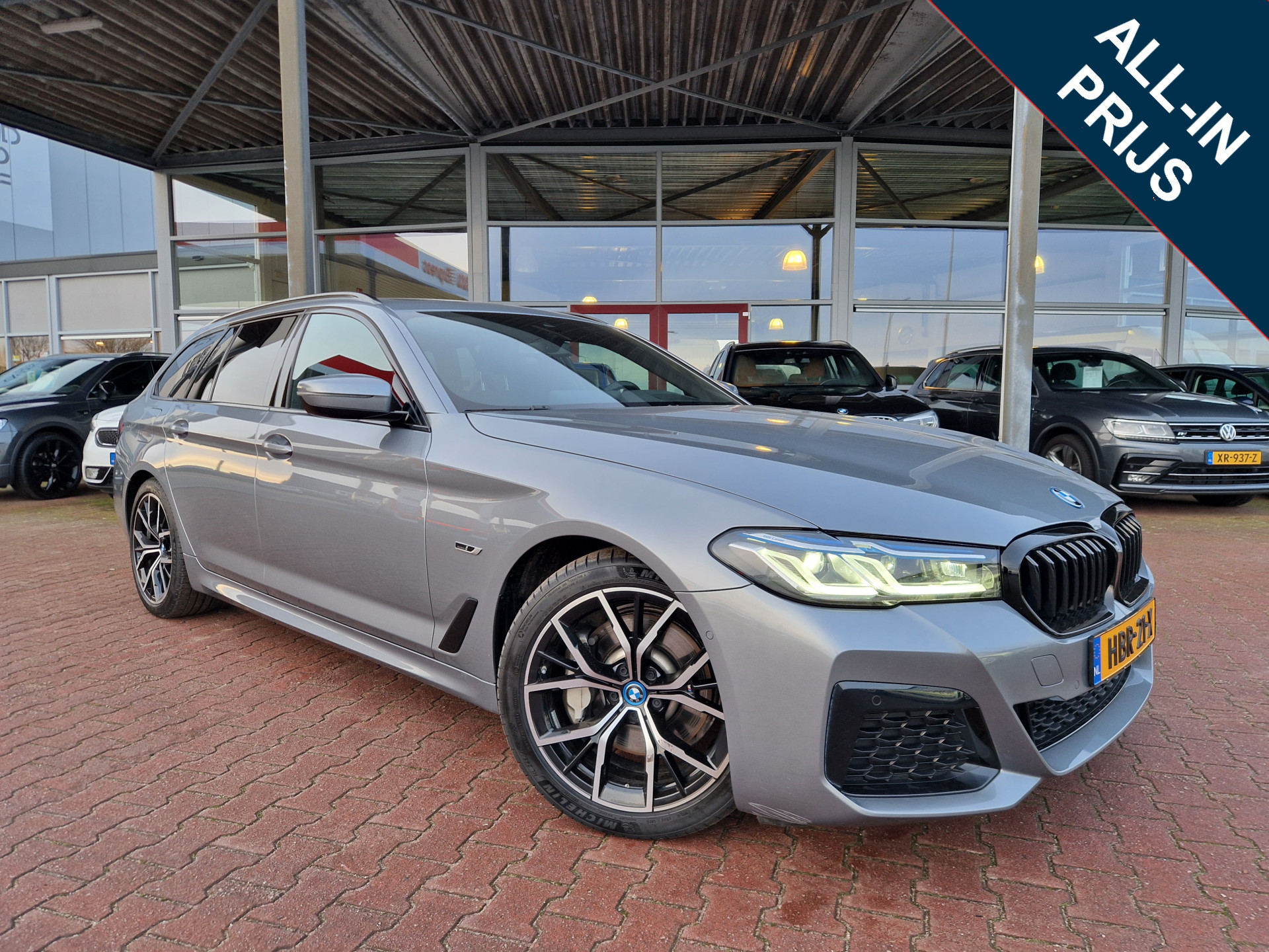 BMW 5 Serie Touring 530e Business Edition Plus Hybrid | ECC | STOELVERW | LEER | CAMERA | PANO | ELEKTR. TREKHAAK | NAVI