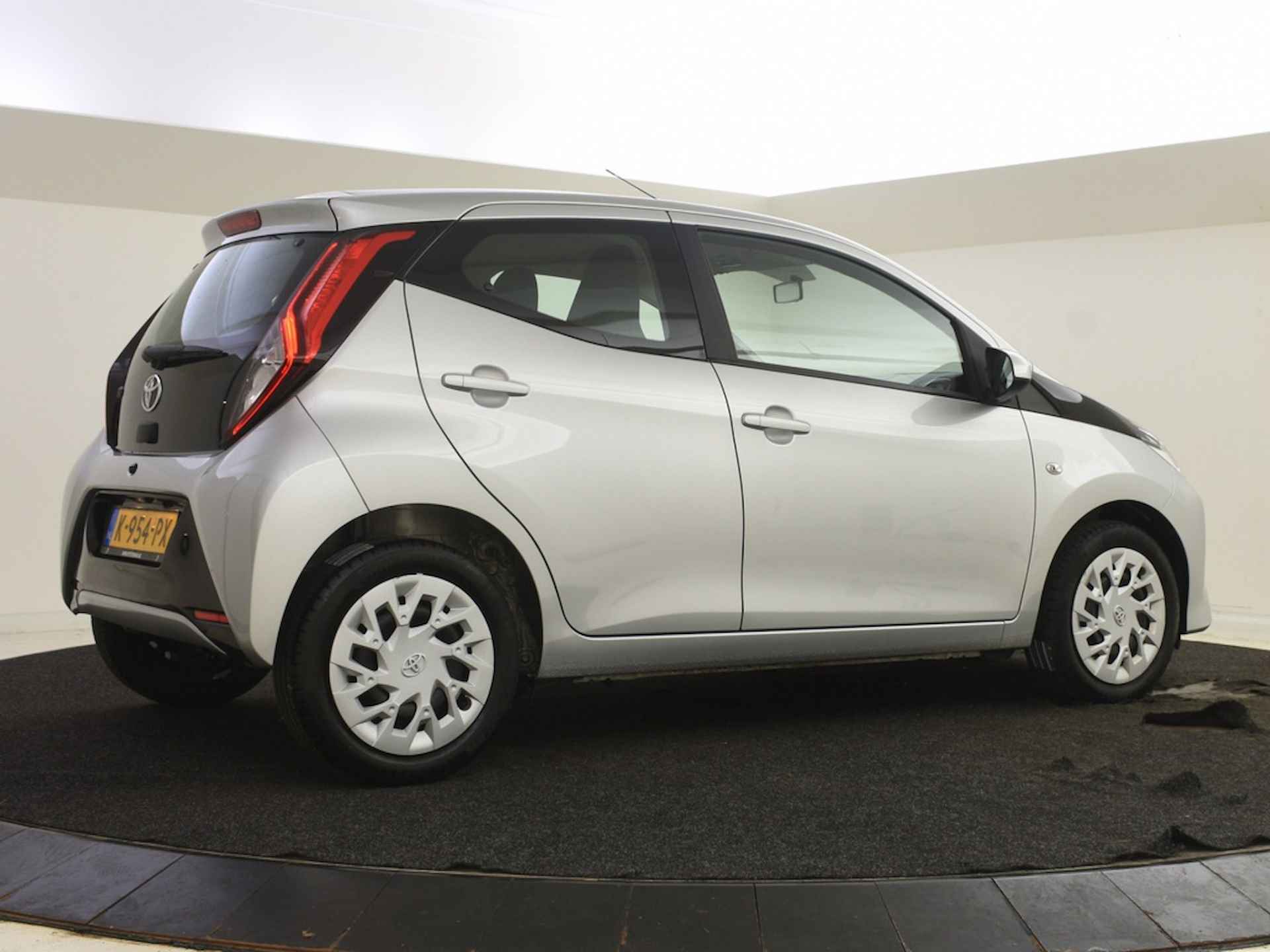 Toyota Aygo | Private lease vanaf € 309,-  1.0 VVT-i x-play | Camera - 8/26