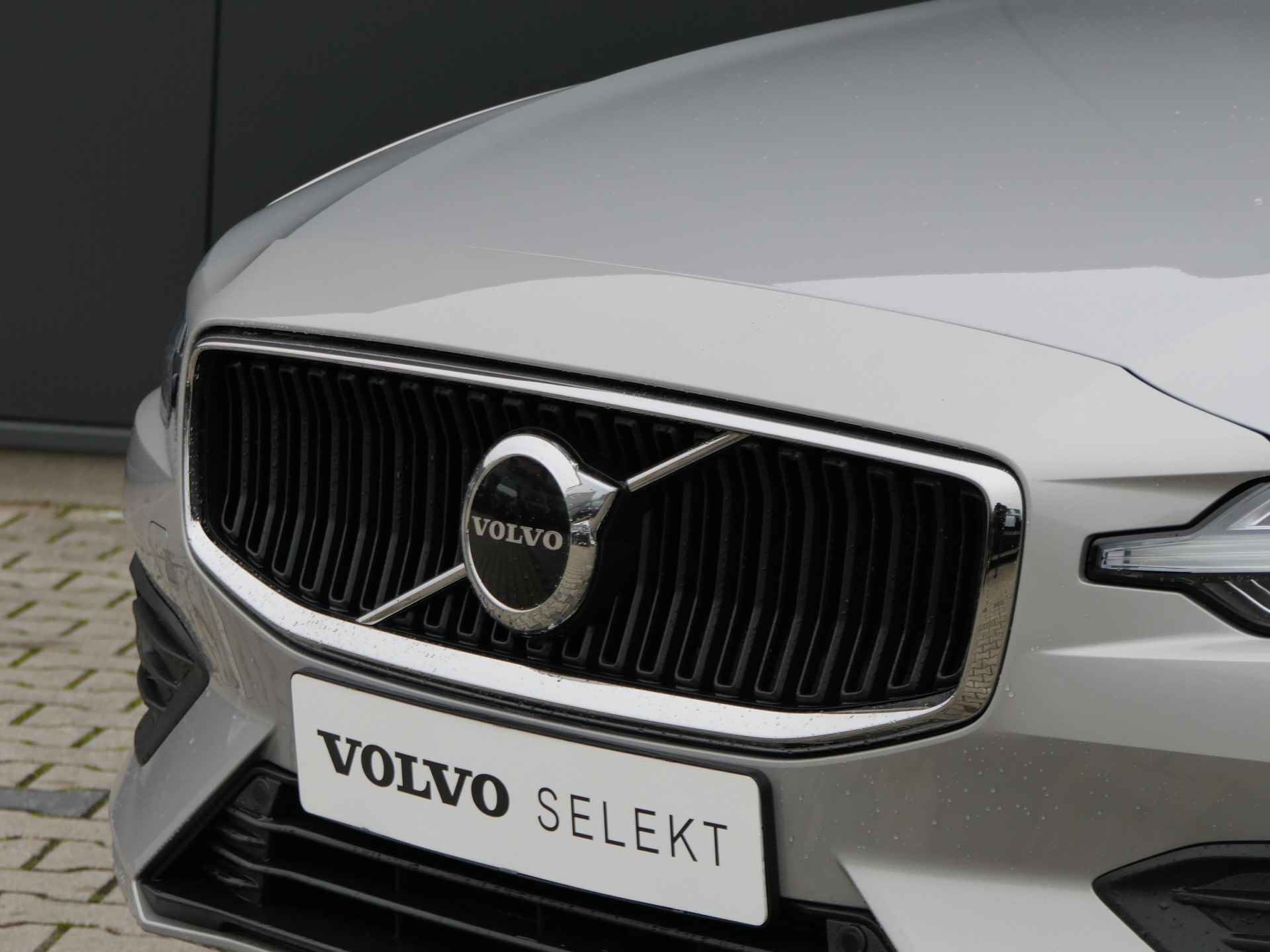 Volvo V60 B4 |Adaptive Cruise | Camera | 18" | Trekhaak | All Season banden | Navigatie - 28/38