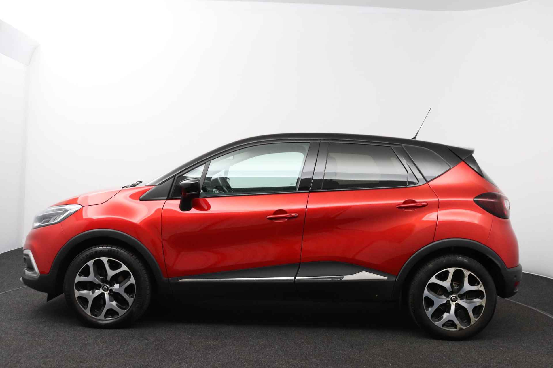 Renault Captur 1.3 TCe 150 EDC Intens / Camera / Trekhaak / Navigatie / - 6/46