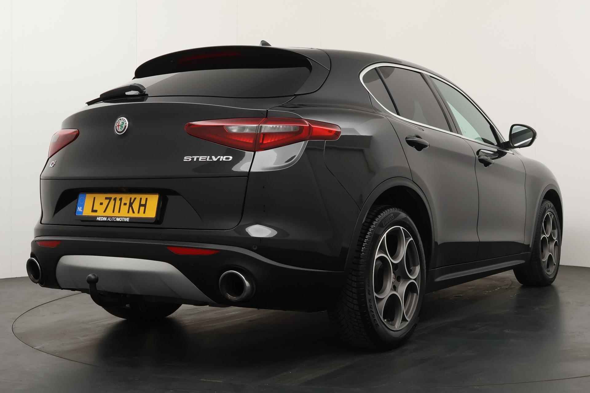 Alfa Romeo Stelvio 2.0 T AWD First Edition 280PK | Trekhaak | Navigatie | Camera | Leder | Stoel/Stuurverwarming | PDC V+A | LMV 20 inch - 2/19