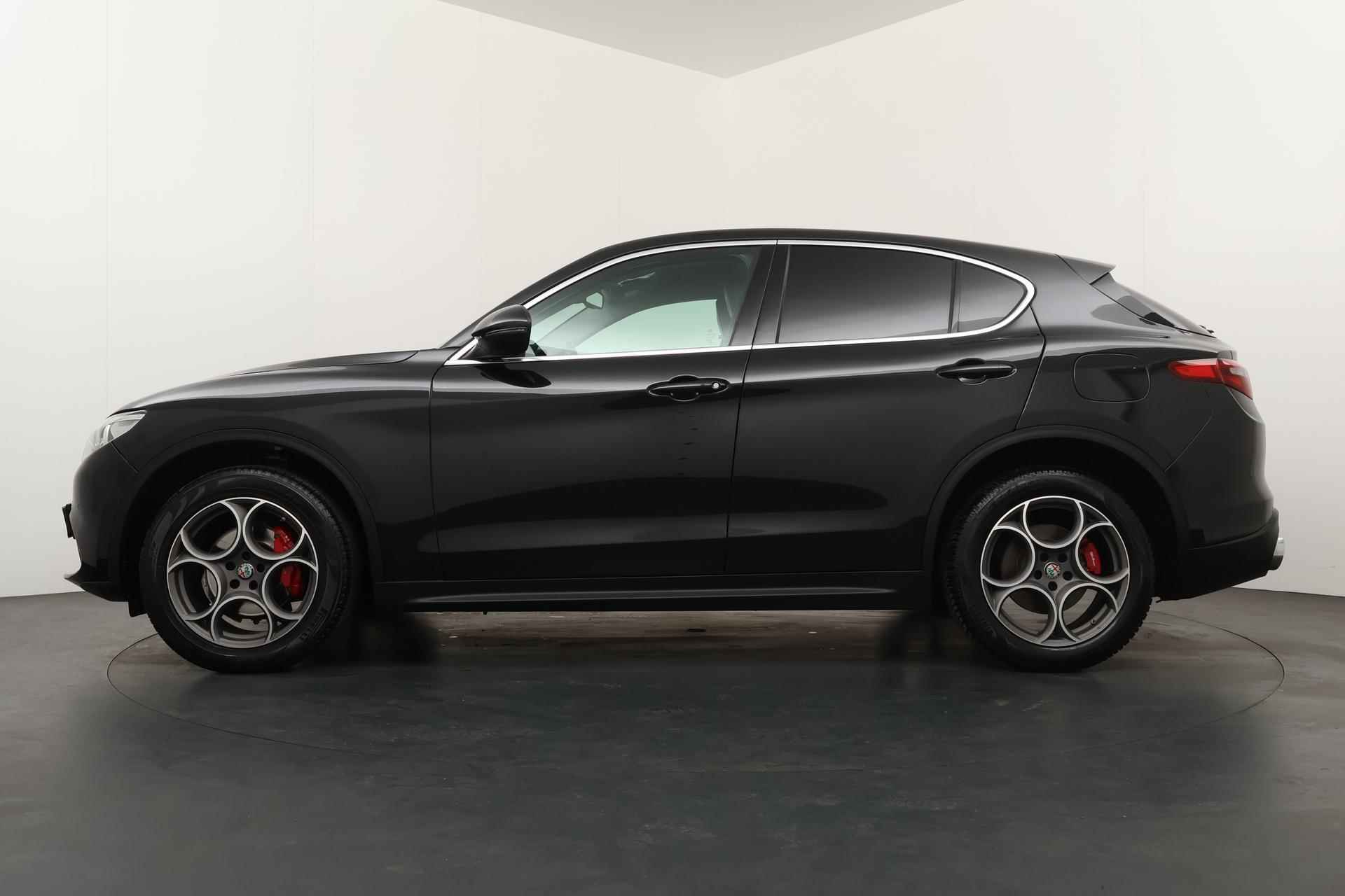 Alfa Romeo Stelvio 2.0 T AWD First Edition 280PK | Trekhaak | Navigatie | Camera | Leder | Stoel/Stuurverwarming | PDC V+A | LMV 20 inch - 8/19